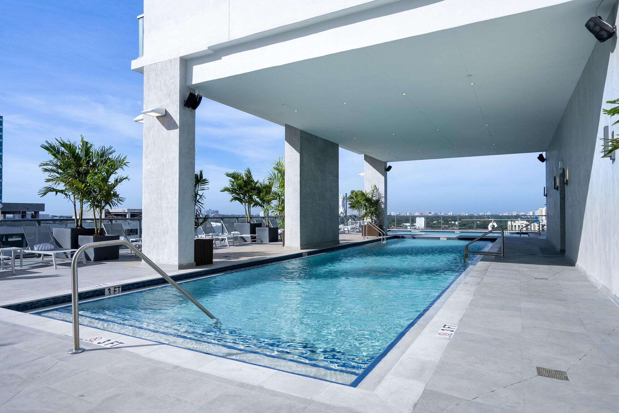 Vista Piscina Smart Brickell Hotel
