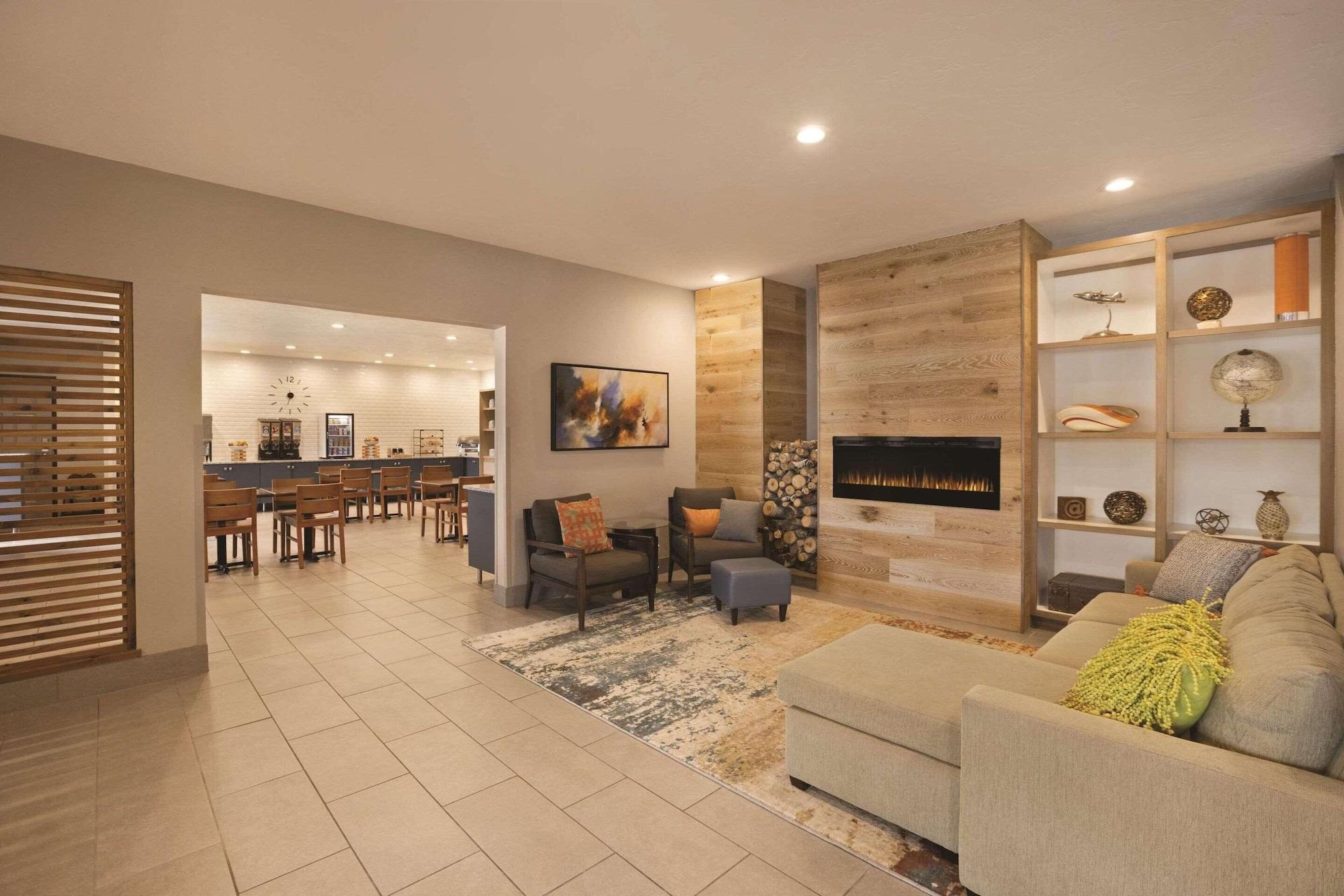 Vista Lobby Country Inn & Suites by Radisson, Green Bay North