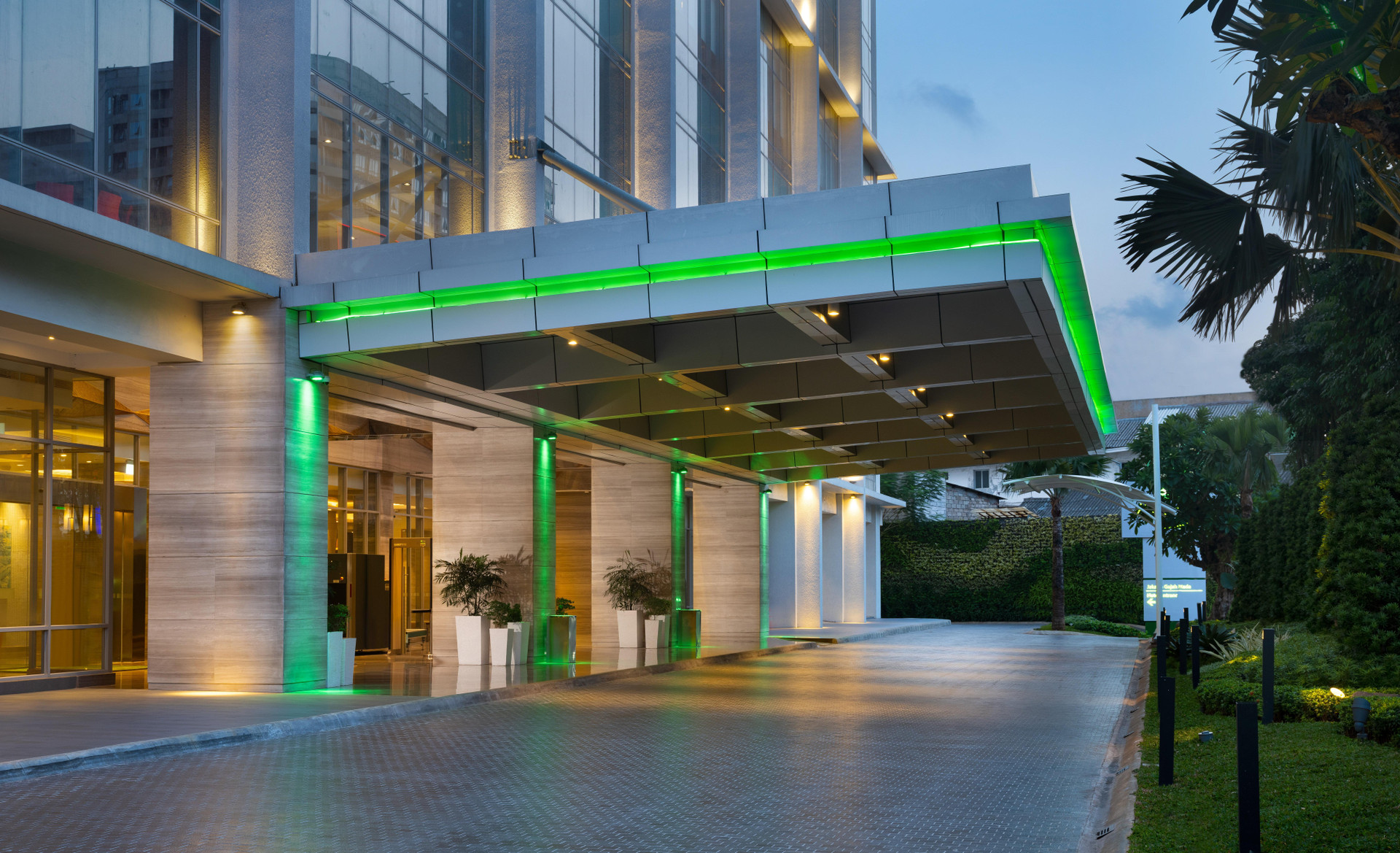 Vista Exterior Holiday Inn & Suites Jakarta Gajah Mada by IHG