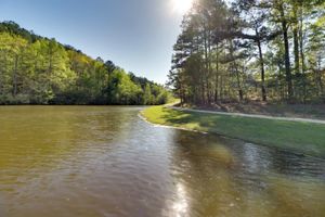 Alquiler Vacacional - Fish & Hike: Cabin Hideaway w/ Deck in Alabama
