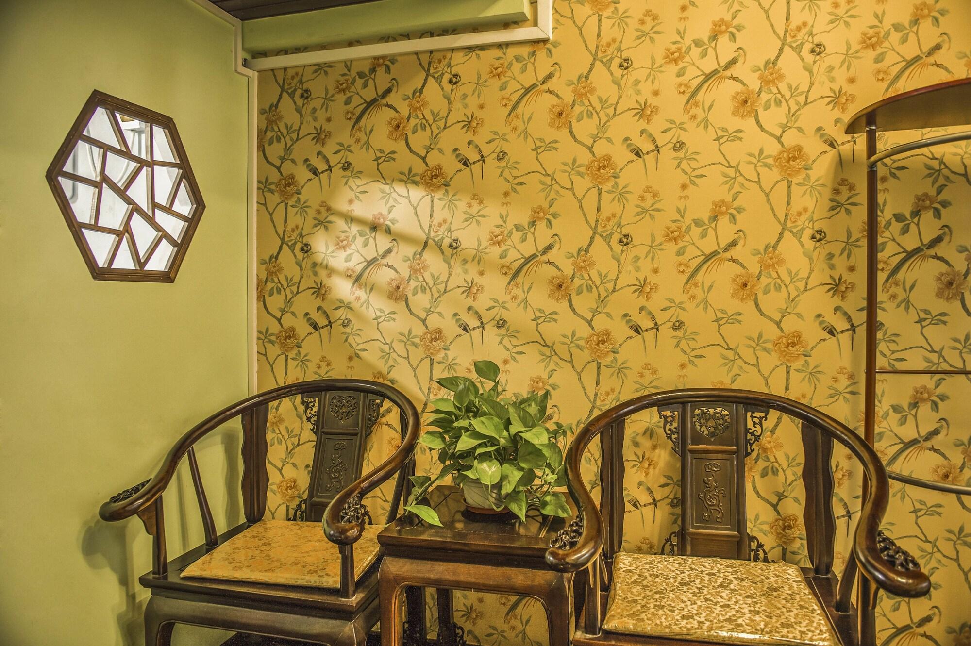 Vista Lobby Hill Lily Courtyard