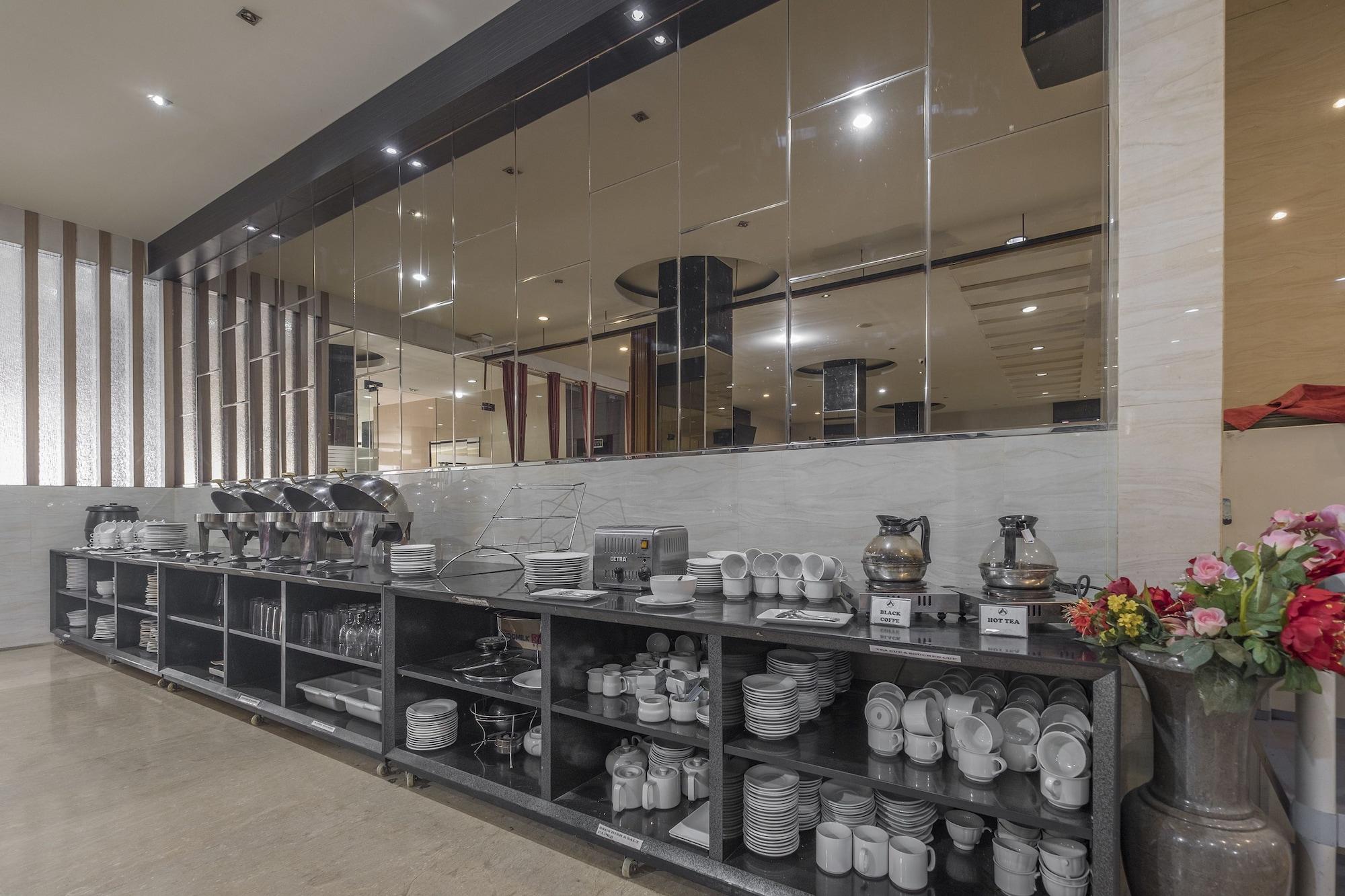 Restaurant OYO 1081 Allson City Hotel Makassar