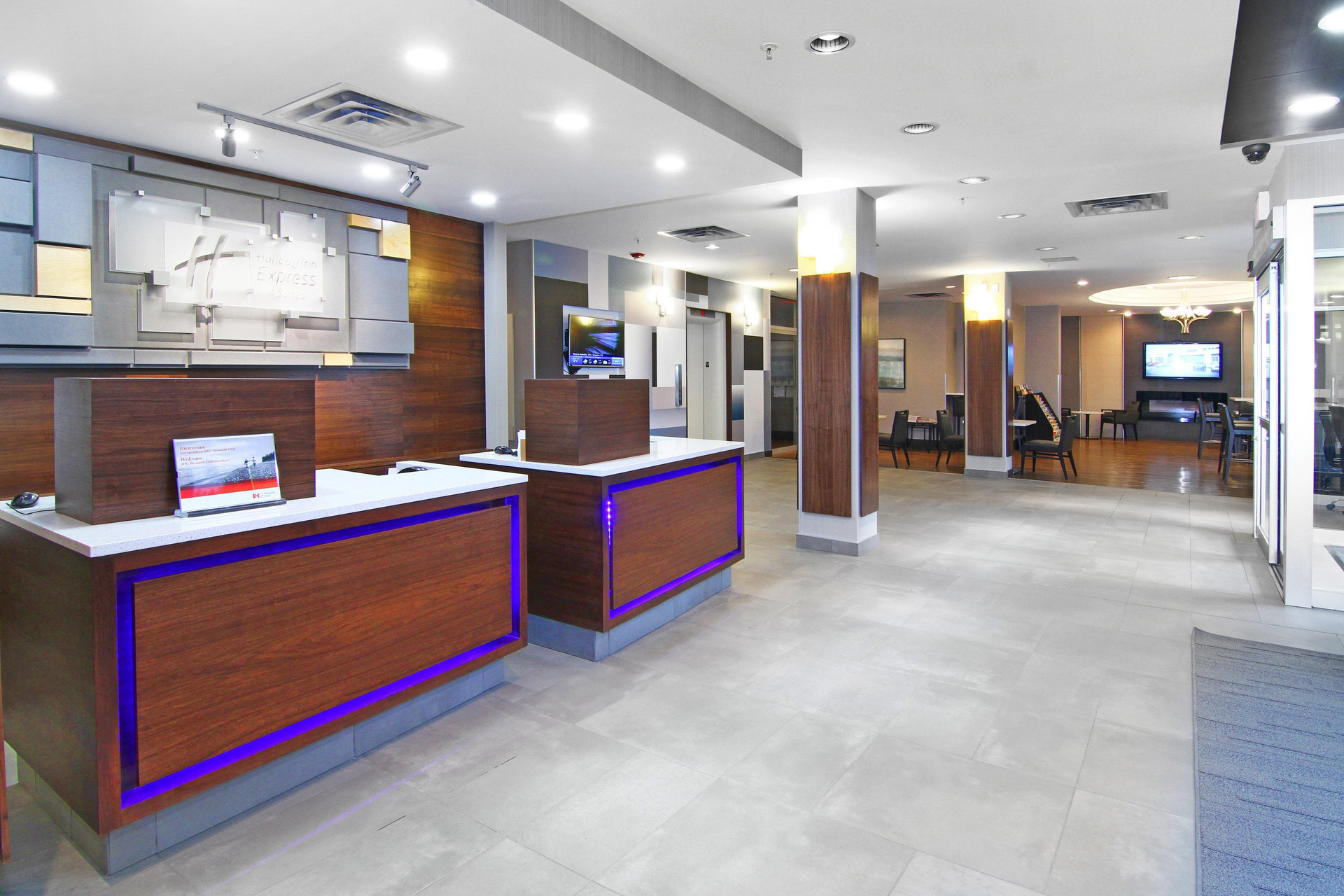 Vista Lobby Holiday Inn Express Hotel & Suites Calgary by IHG