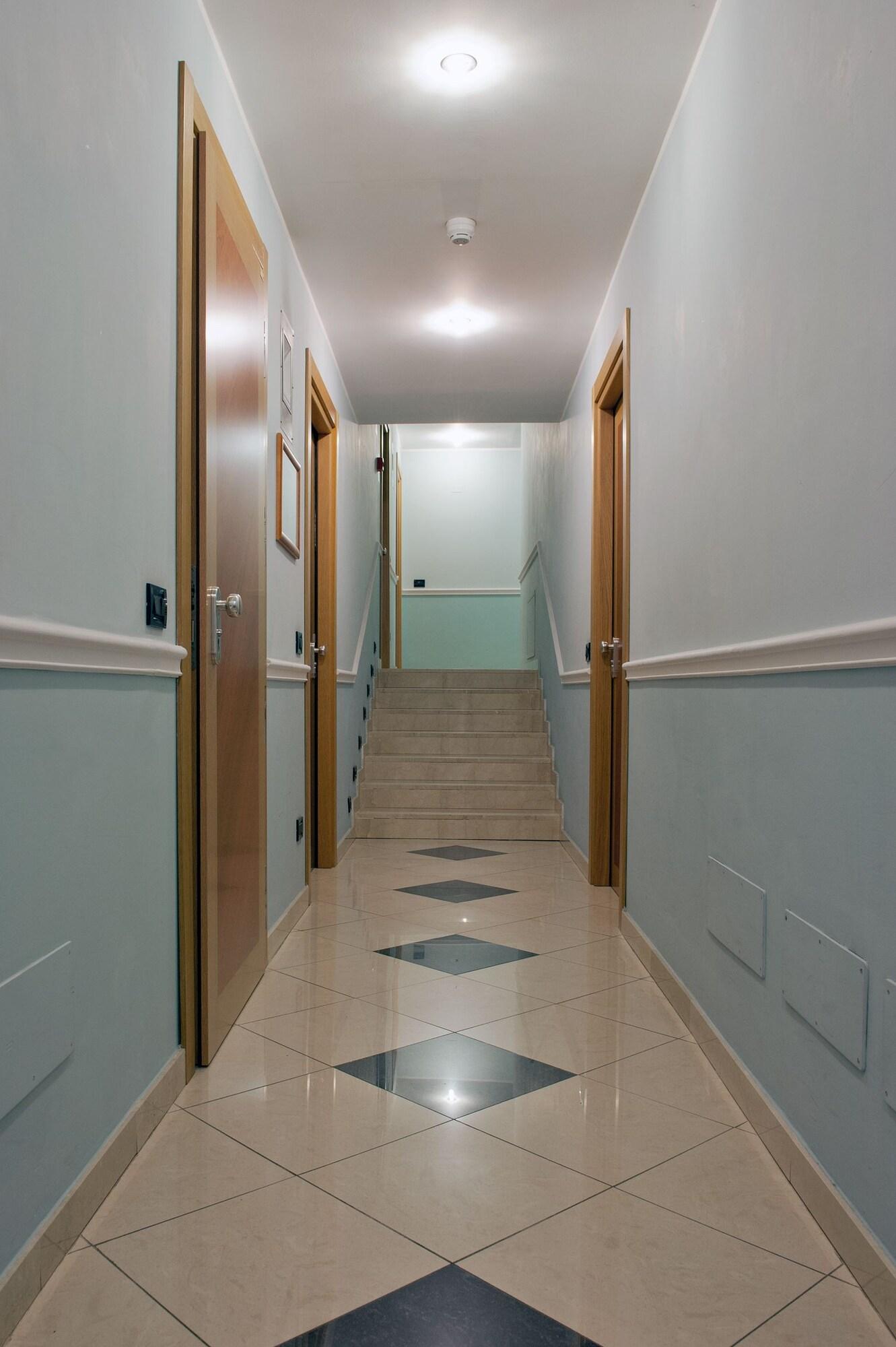 Varios Hotel Blue Ribbon