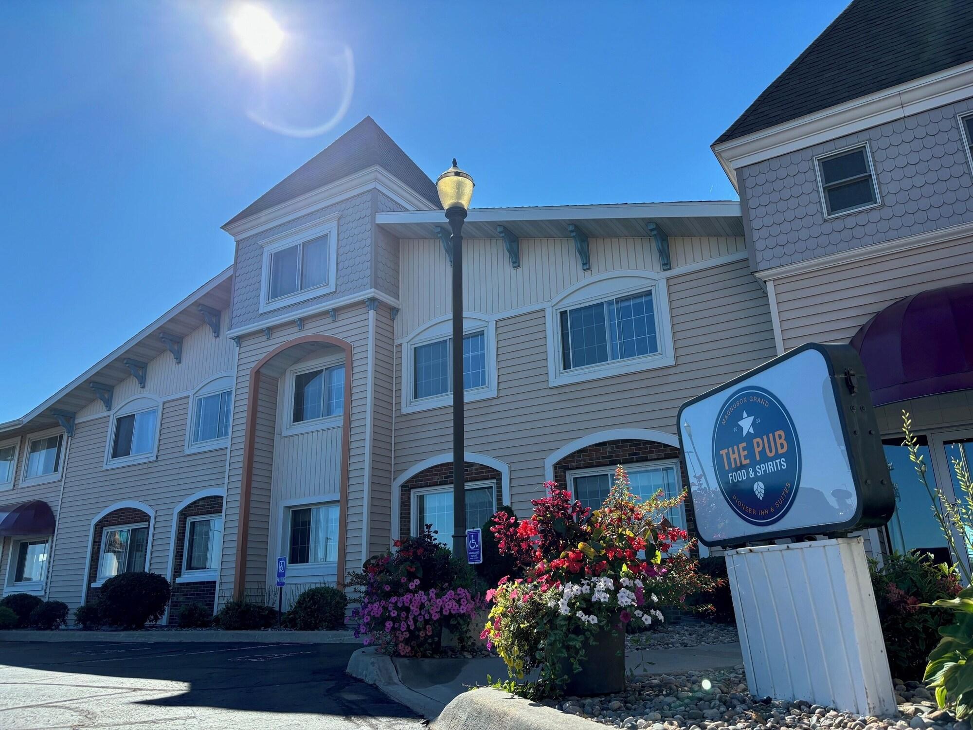 Vista Exterior Magnuson Grand Pioneer Inn and Suites