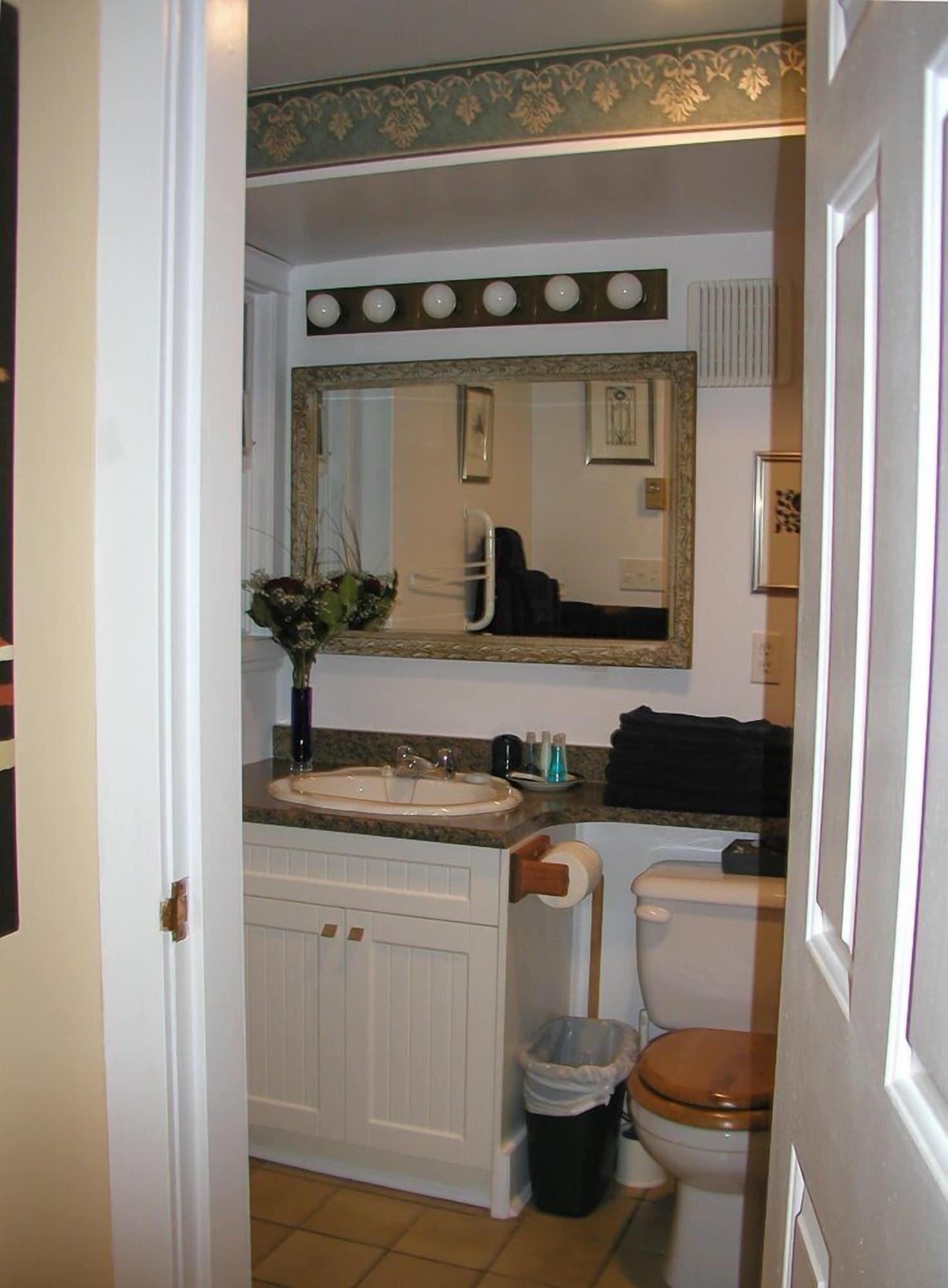 Equipamiento de Habitación A Suite at Kitsilano Cottage