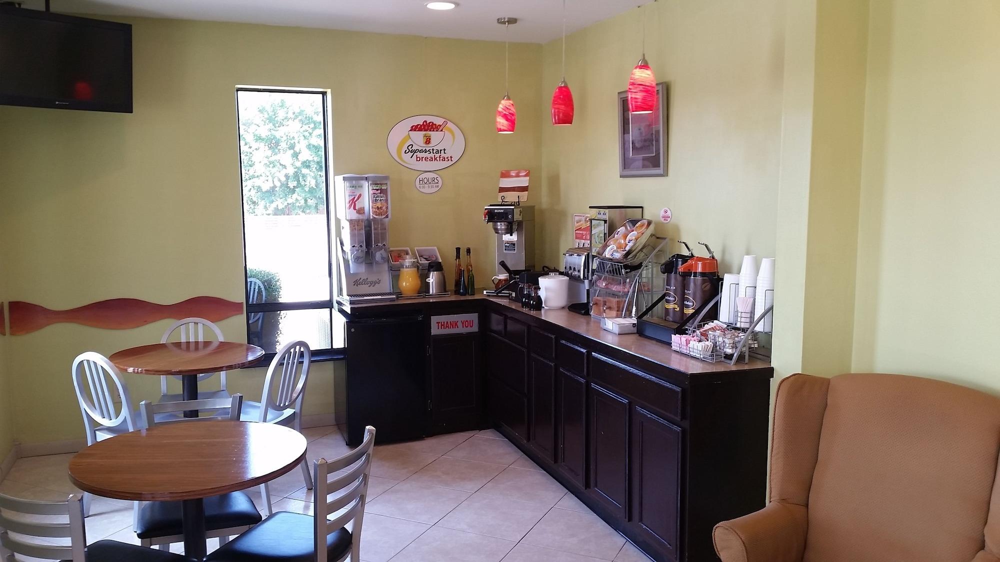 Restaurant Super 8 by Wyndham Clarksville AR