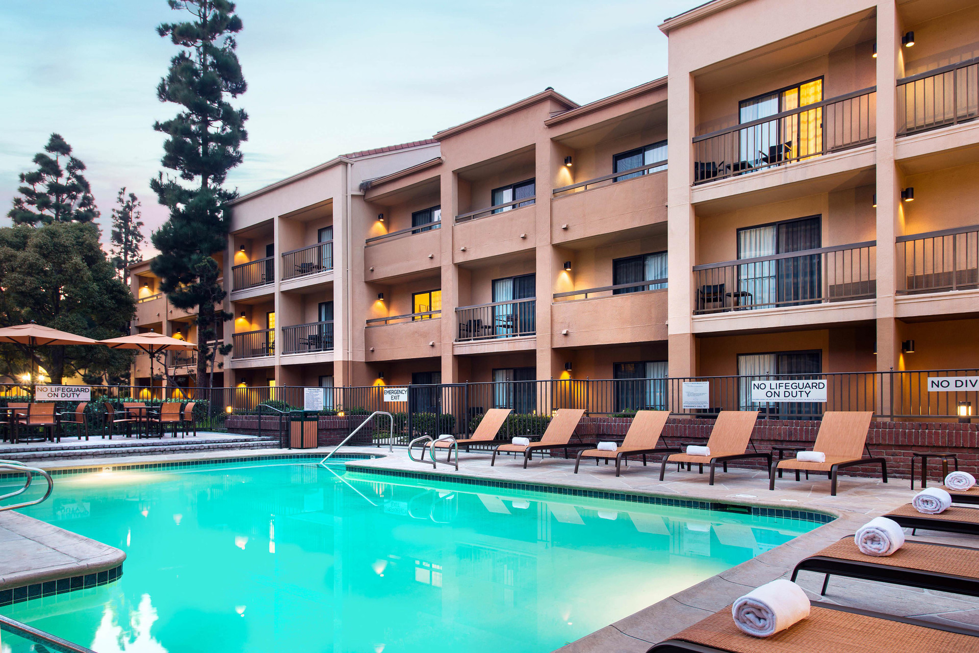 Vista Piscina Sonesta Select Los Angeles LAX El Segundo