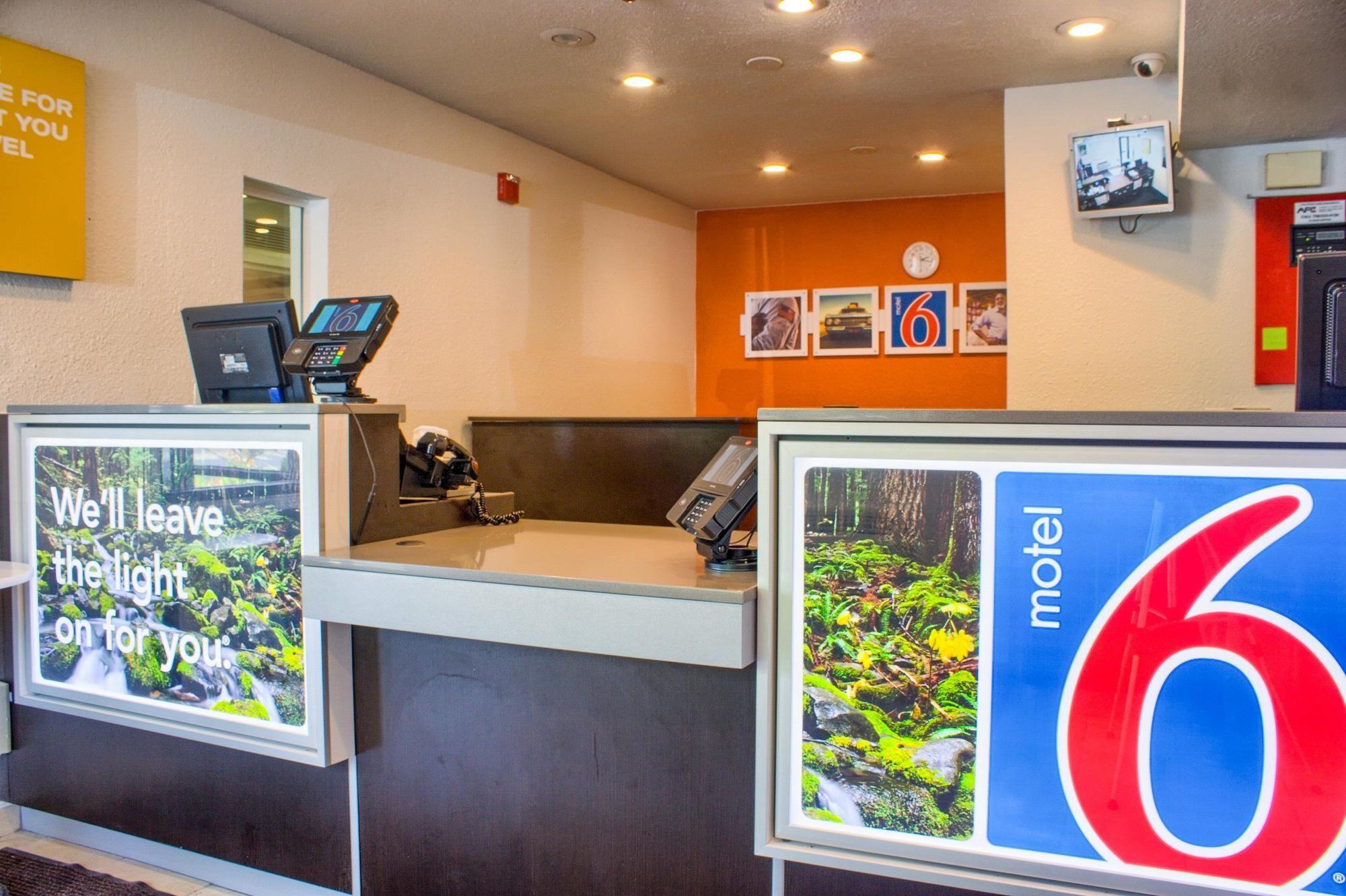 Vista Lobby Motel 6 Issaquah, WA - Seattle - East