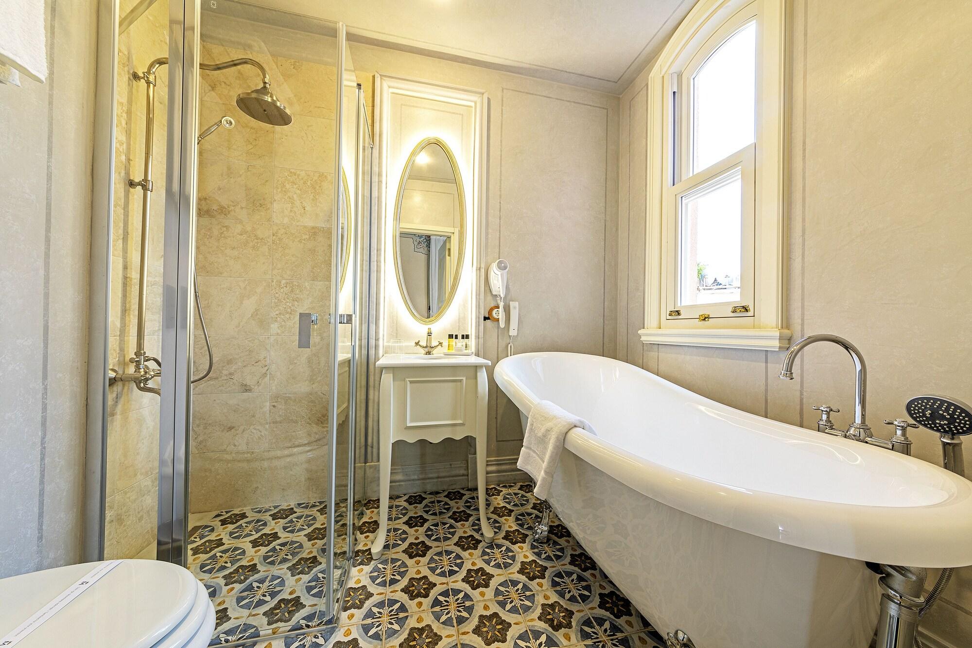 Varios Meroddi Barnathan Hotel
