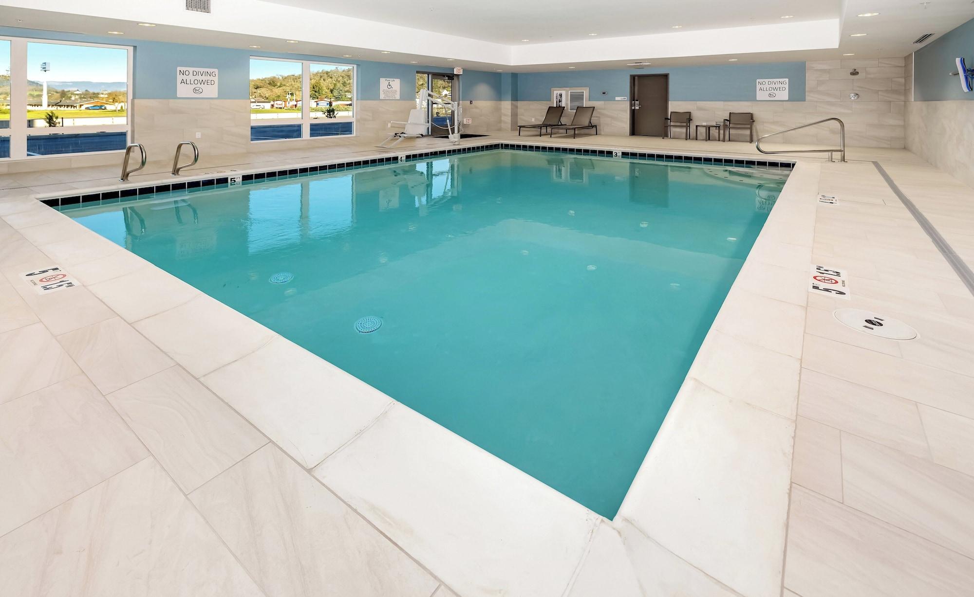 Vista Piscina Holiday Inn Express And Suites Roseburg North By Ihg