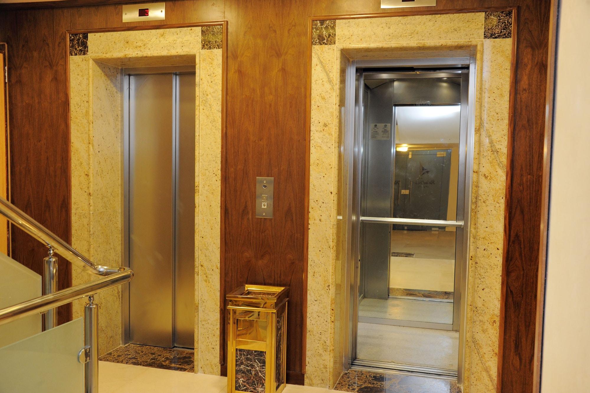 Varios Raed Hotel Suites