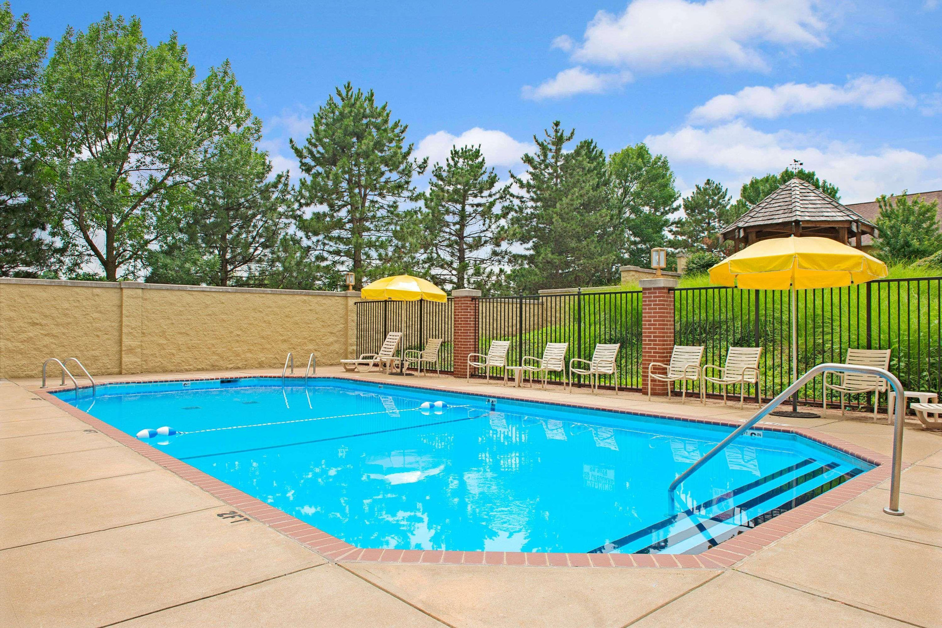 Vista Piscina Days Inn and Suites by Wyndham St. Louis/Westport Plaza