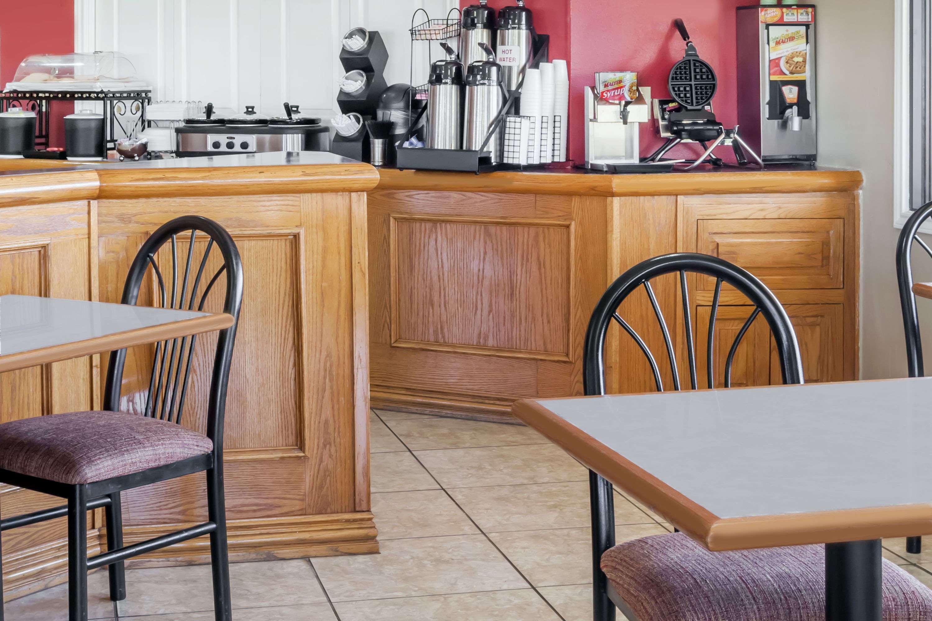 Restaurant Days Inn & Suites by Wyndham Huntsville