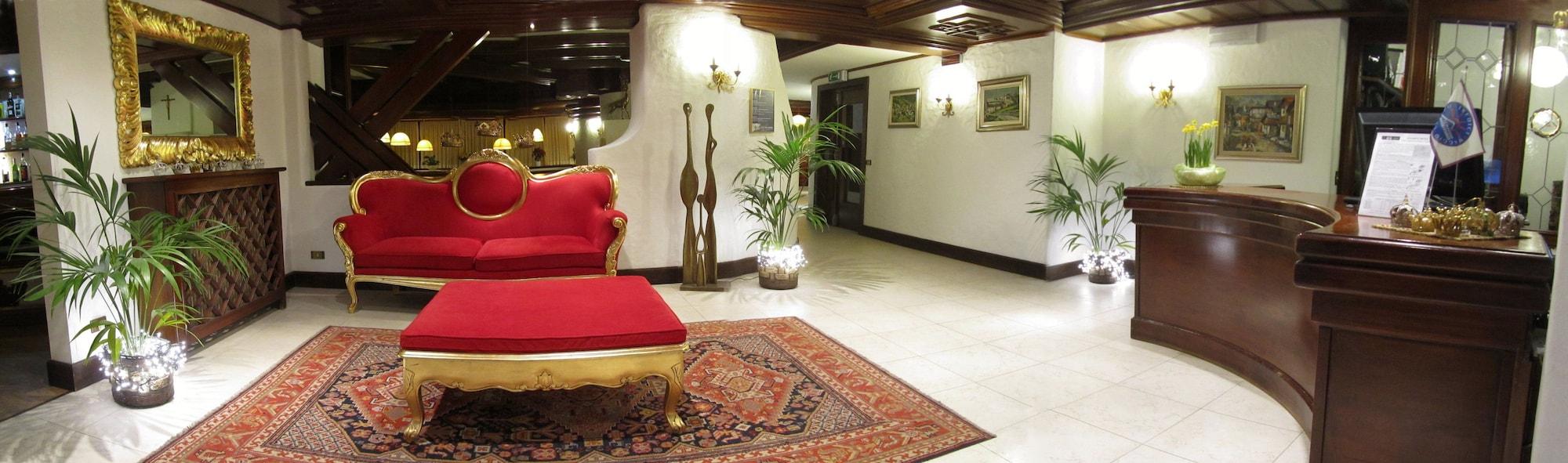 Vista Lobby Corona