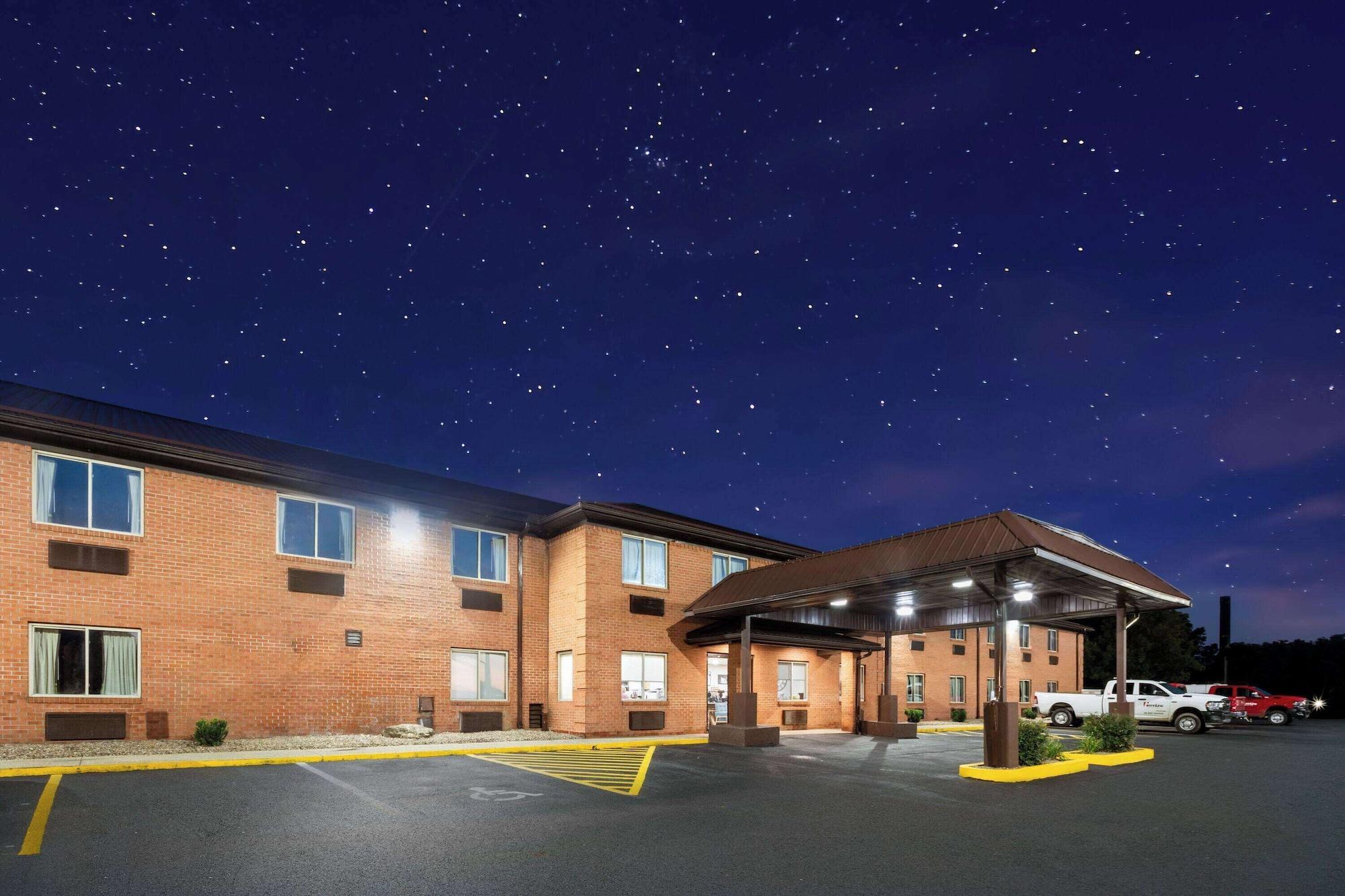 Varios Super 8 by Wyndham Fairmont