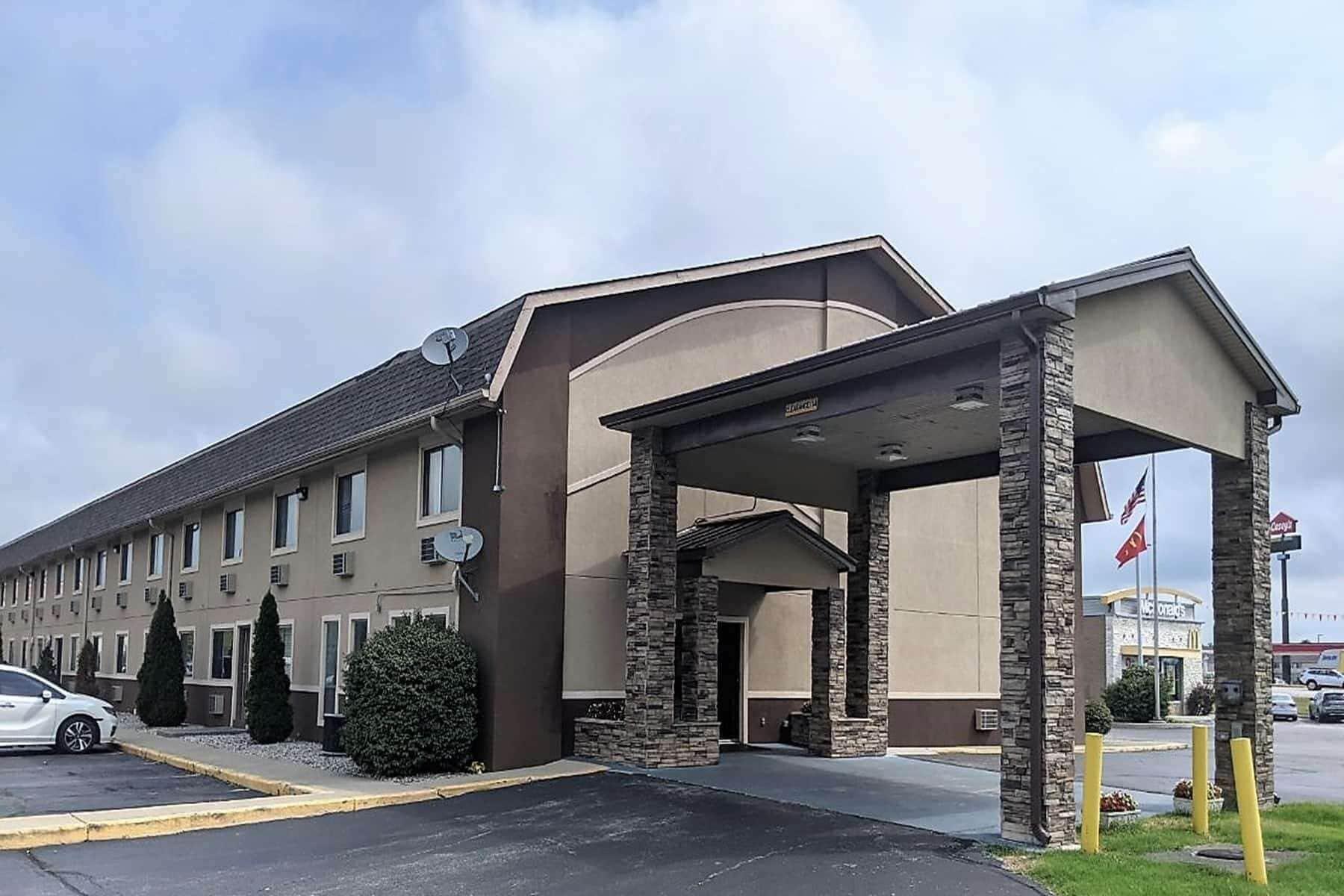 Vista Exterior Super 8 by Wyndham Shelbyville