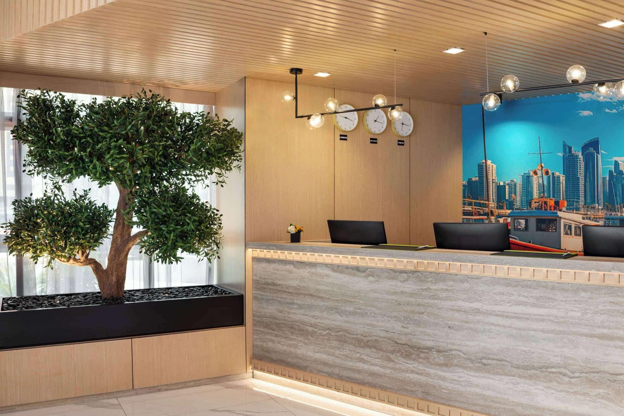 Vista Lobby La Quinta by Wyndham Abu Dhabi Al Wahda