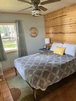 Alquiler Vacacional - WI River-Boom Lake cottage on spacious lot, water on 3 sides, kayaks, fire pit