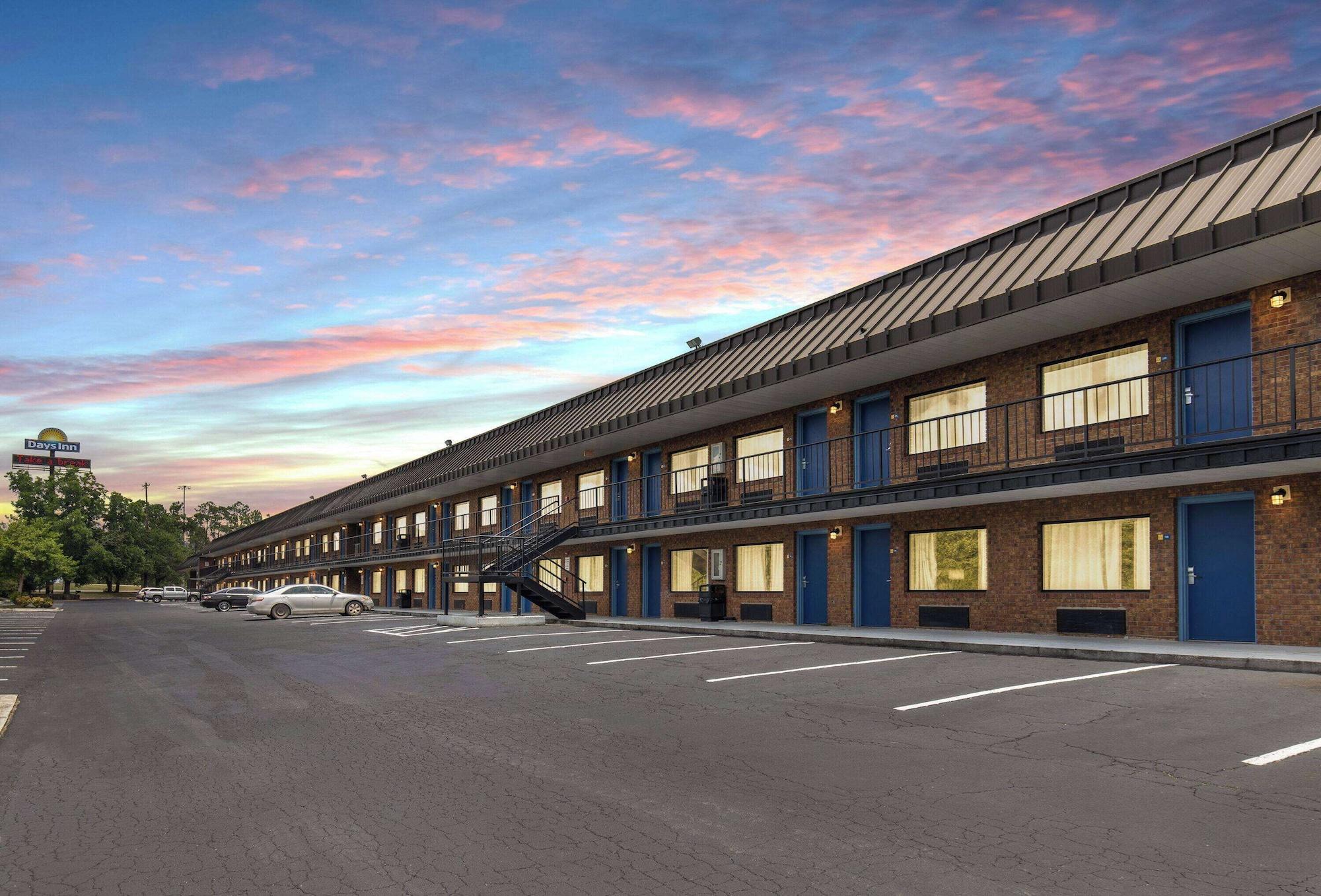 Vista Exterior Days Inn by Wyndham St George