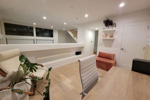 Alquiler Vacacional - Skydeck MidWilshire Modern Townhome with Garage, Rooftop Patio, and Loft Office