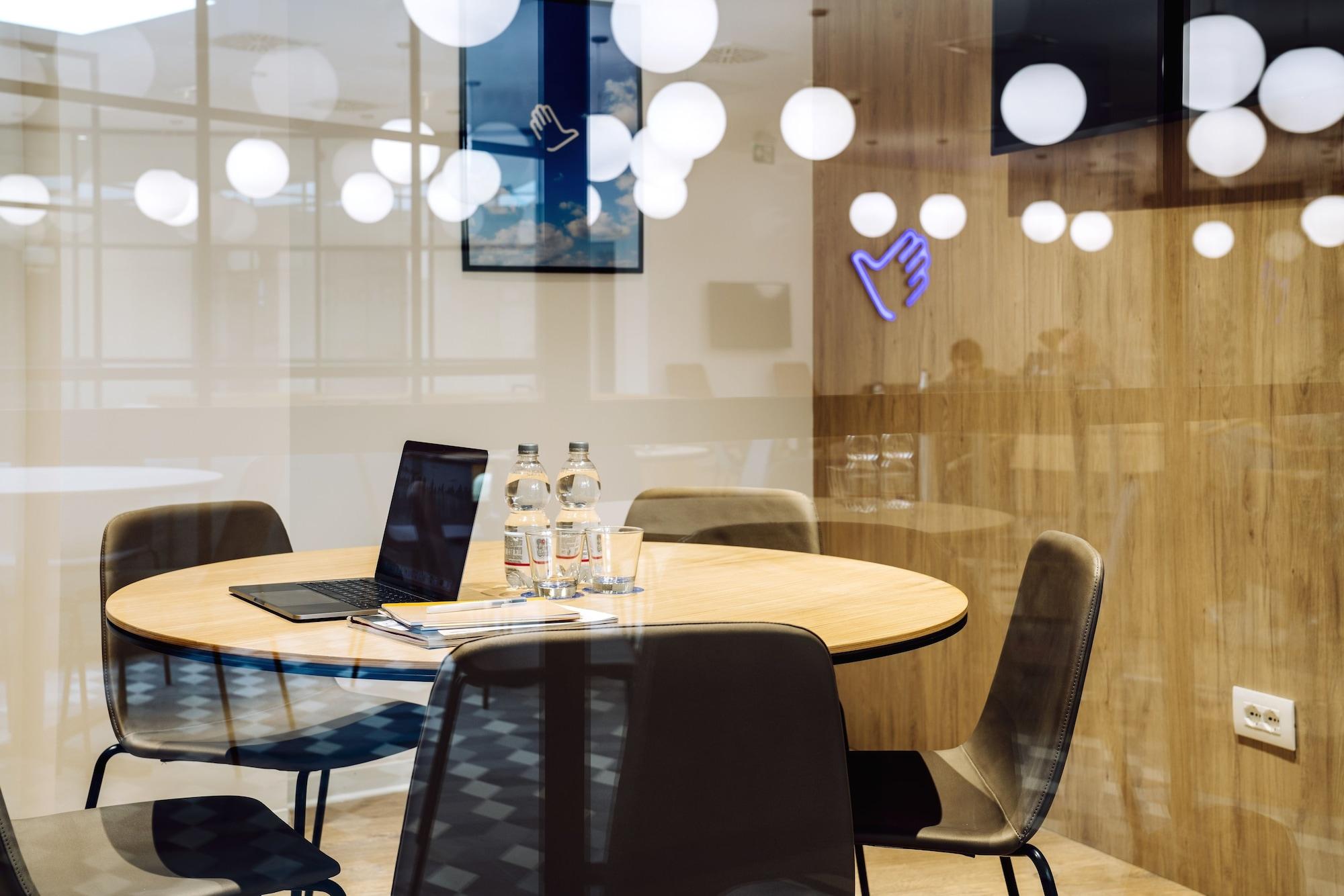 Sala de Reuniones Air Rooms Rome Airport by HelloSky