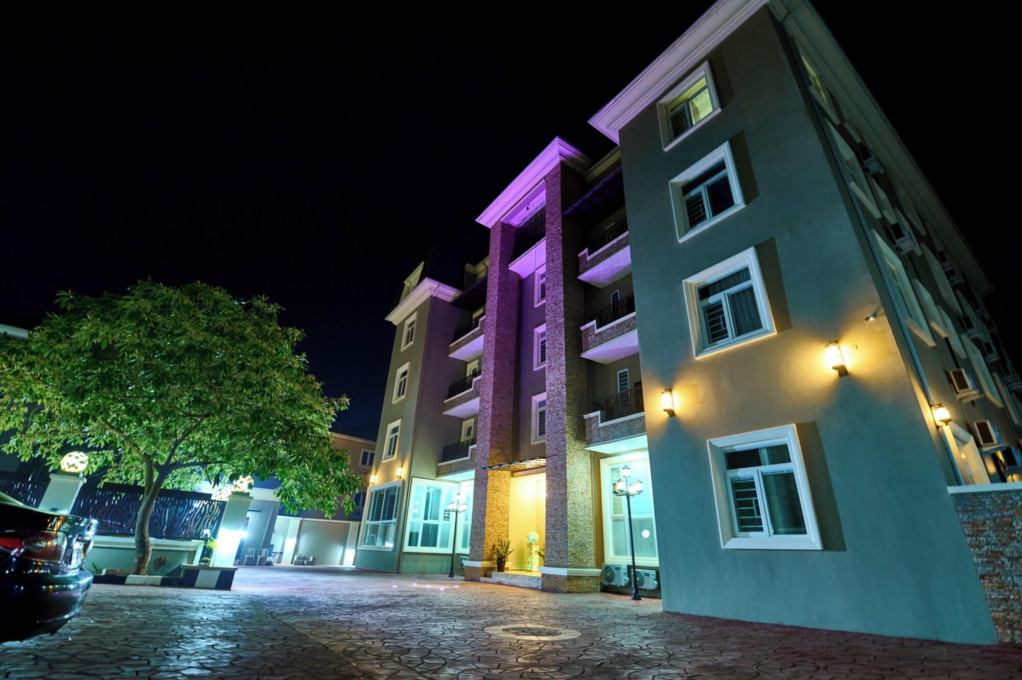 Vista Exterior Double D Luxury Apartments