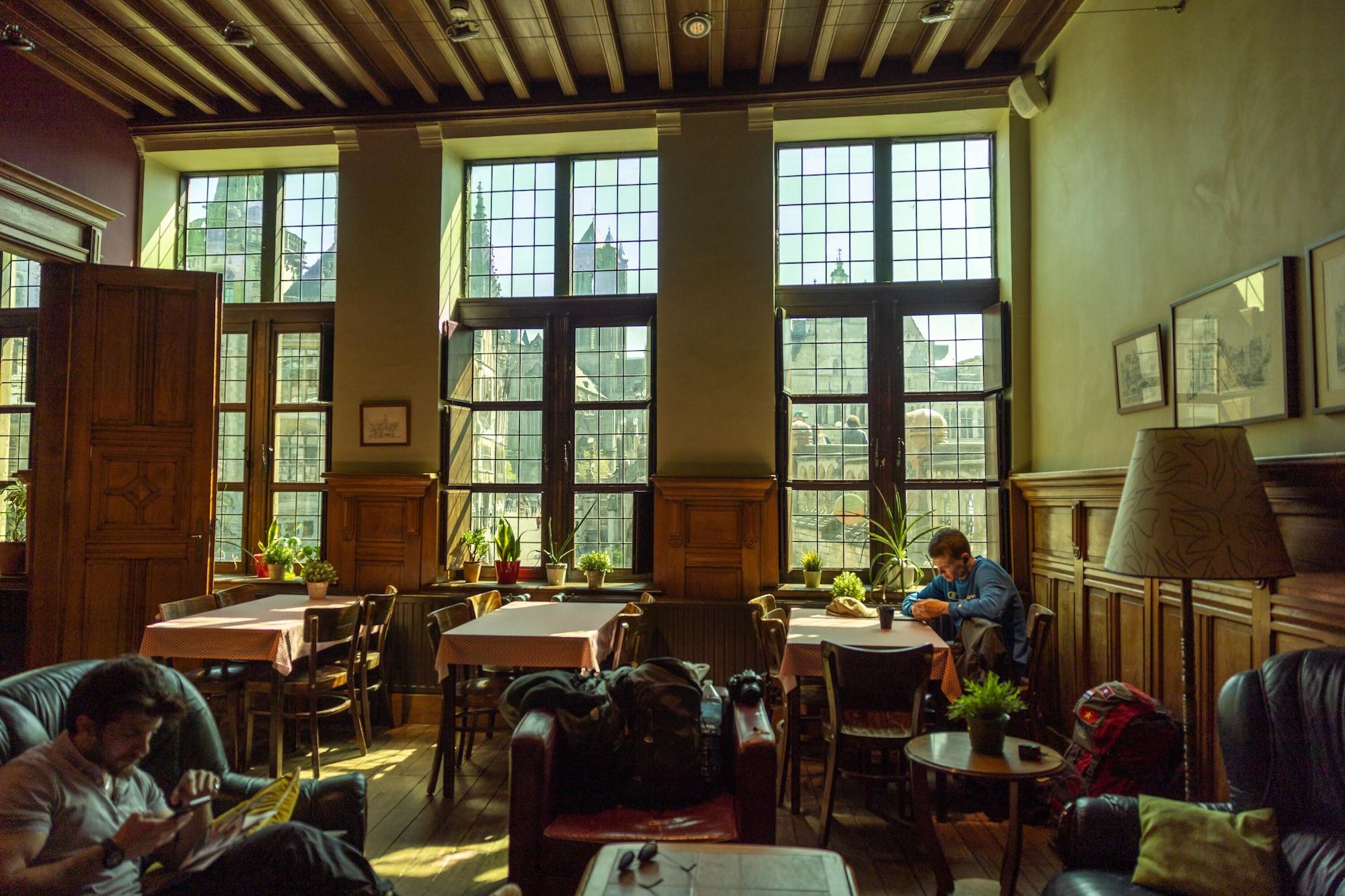 Bar/Salón Hostel Uppelink