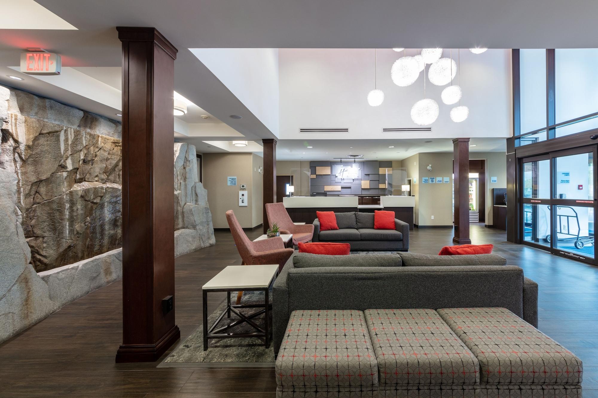 Vista Lobby Holiday Inn Express Hotel & Suites Riverport Richmond by IHG