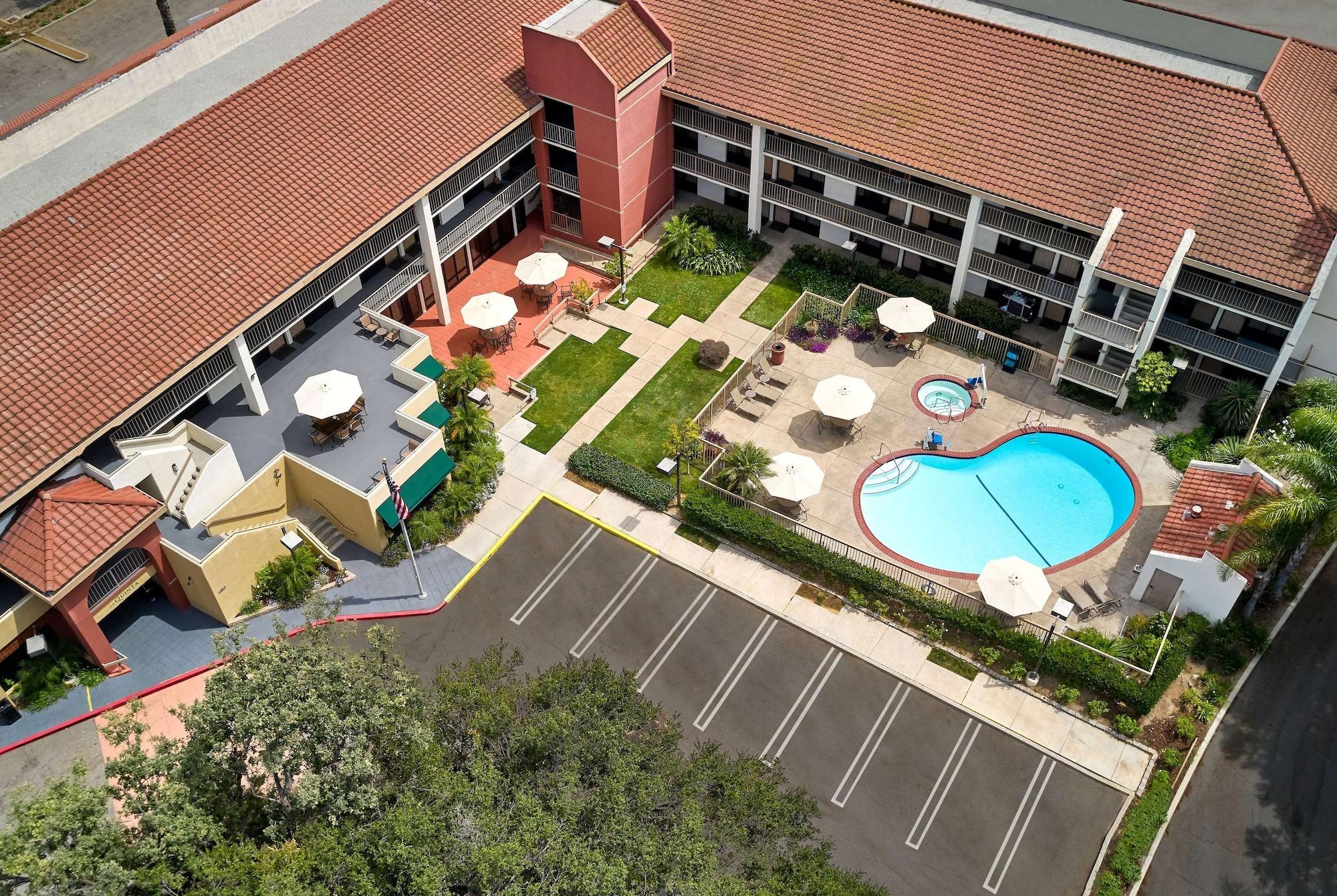 Vista Exterior La Quinta Inn & Suites by Wyndham Thousand Oaks-Newbury Park