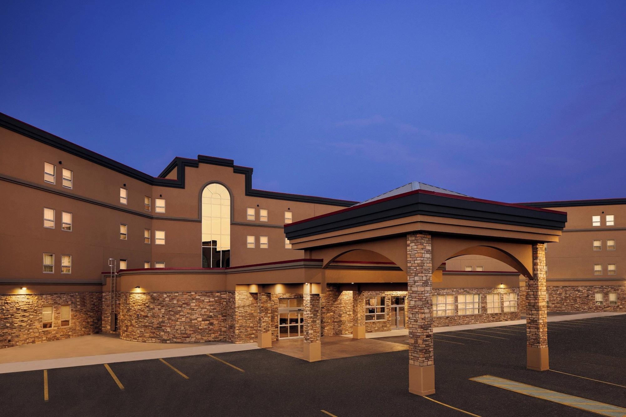 Vista Exterior Delta Hotels by Marriott Grande Prairie Airport