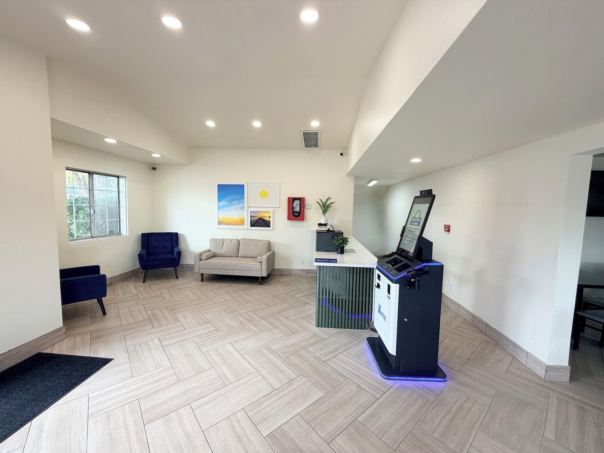 Vista Lobby Days Inn & Suites by Wyndham Flagstaff Near University