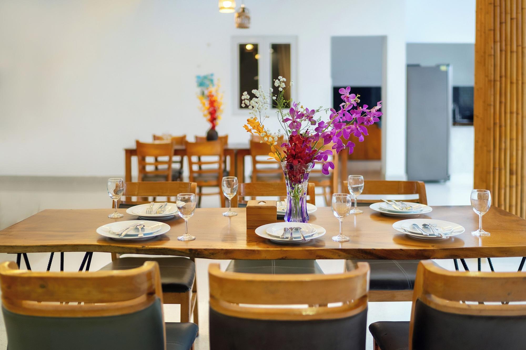 Restaurant Yellow Daisy Villa