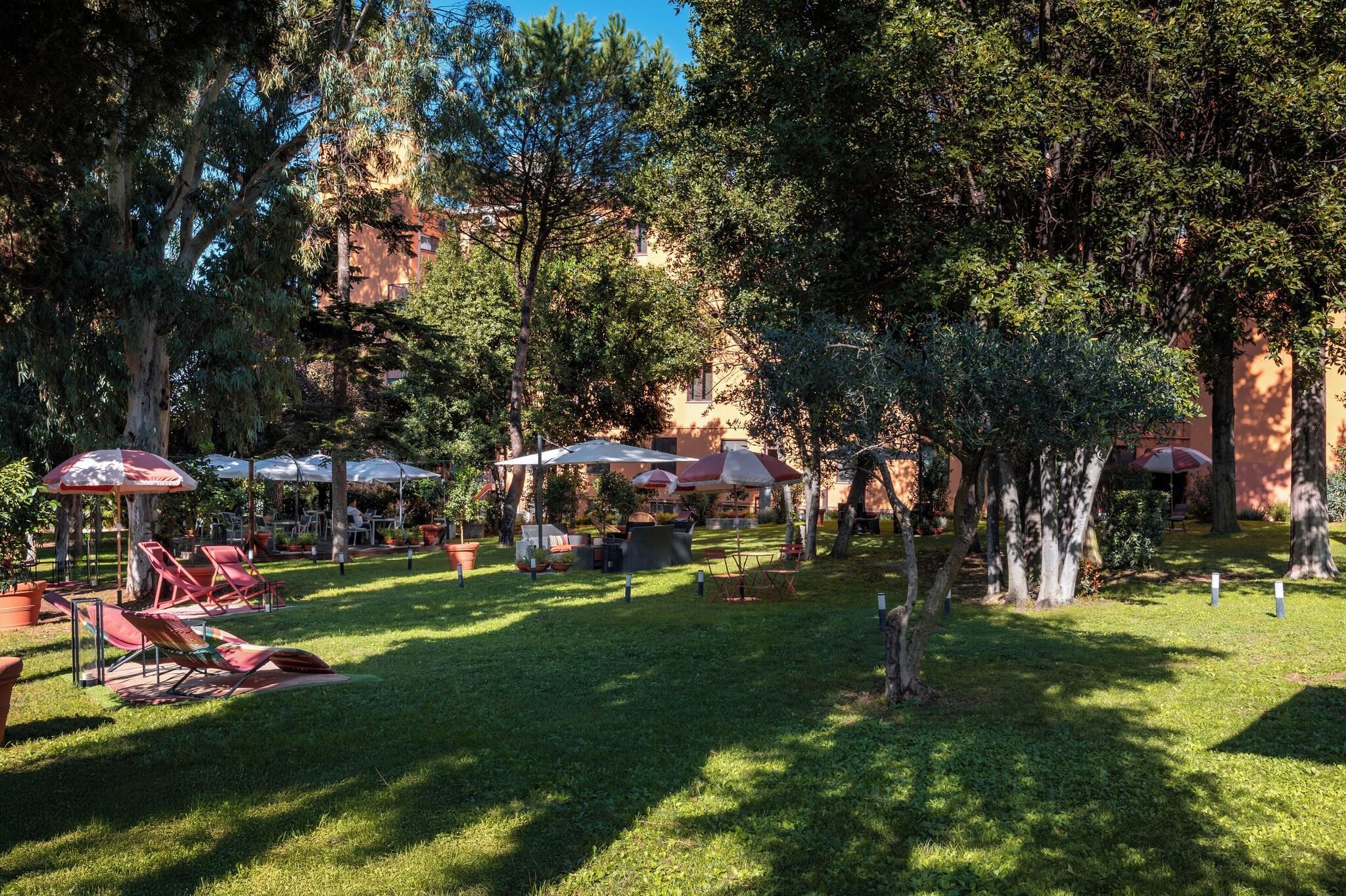 Vista Exterior Phi Hotel Garden Area Roma Eur