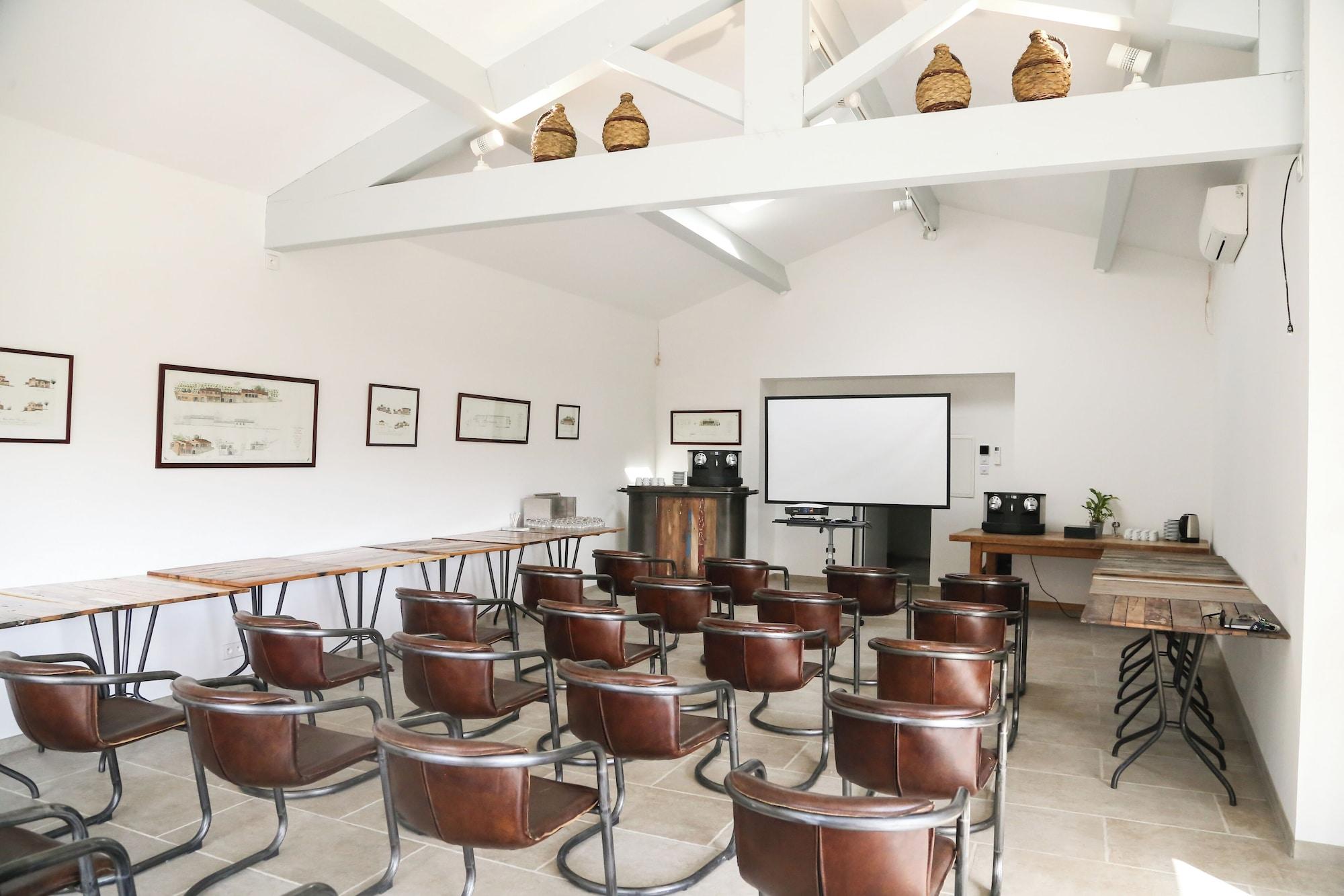 Sala de Reuniones Domaine de la Font des Pères