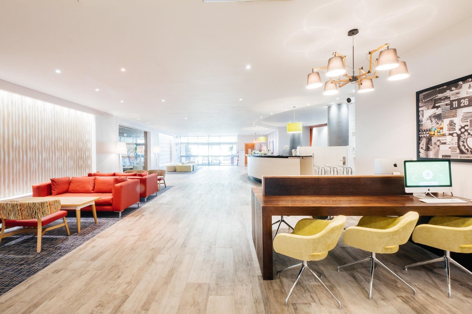 Vista Lobby Holiday Inn Coventry M6, Jct.2 by IHG