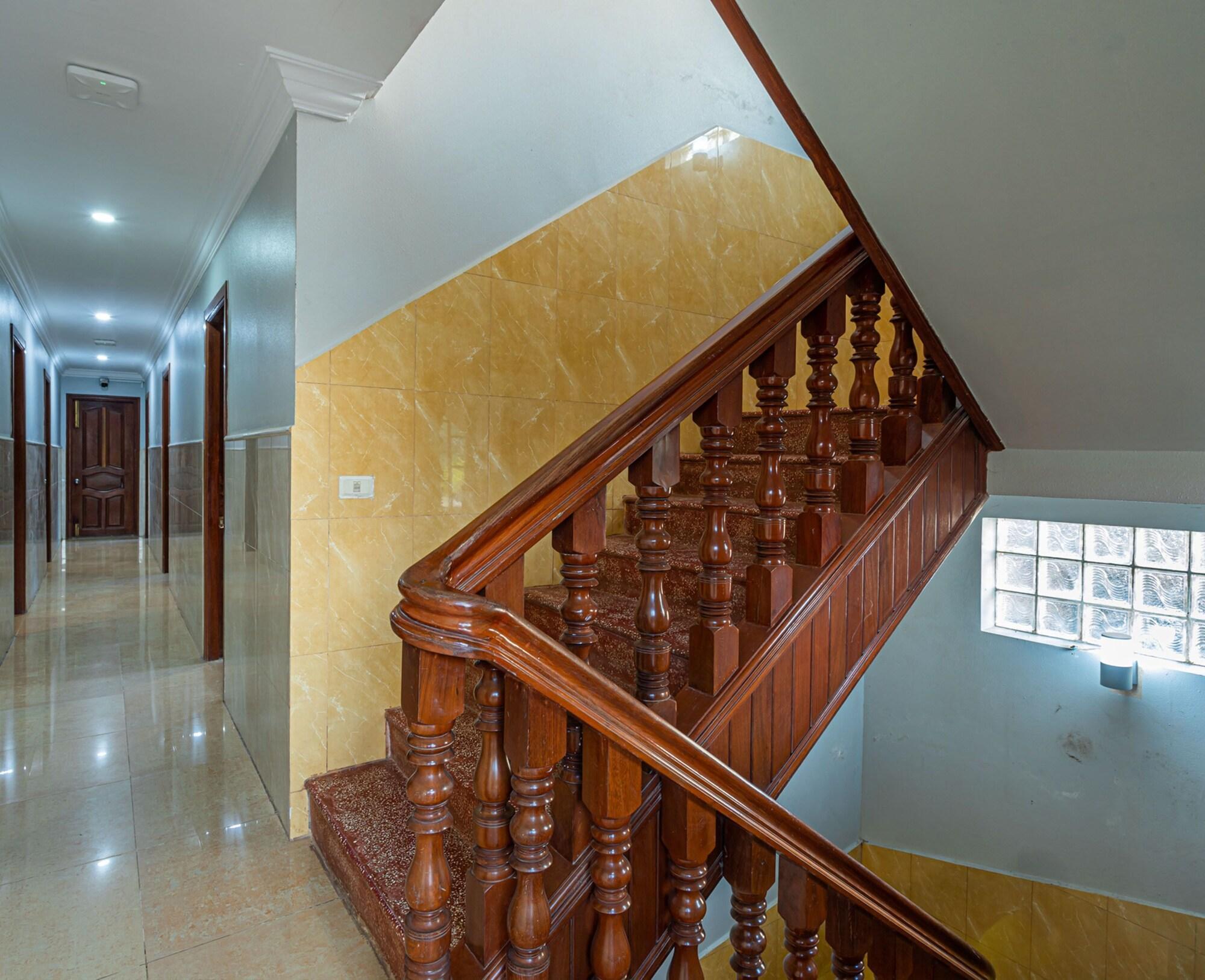 Vista Lobby Archaic House