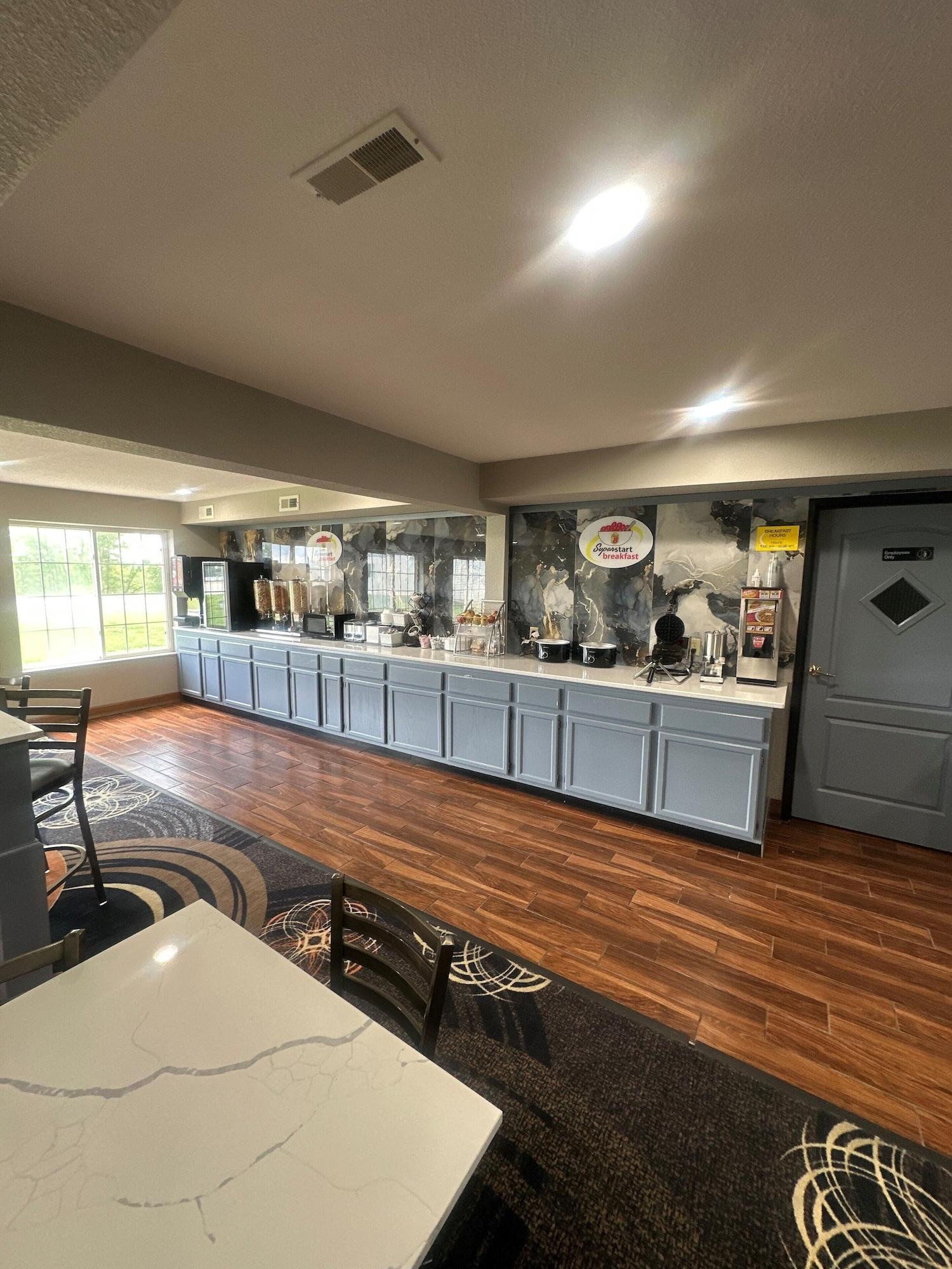 Restaurant Super 8 by Wyndham Lake of the Ozarks
