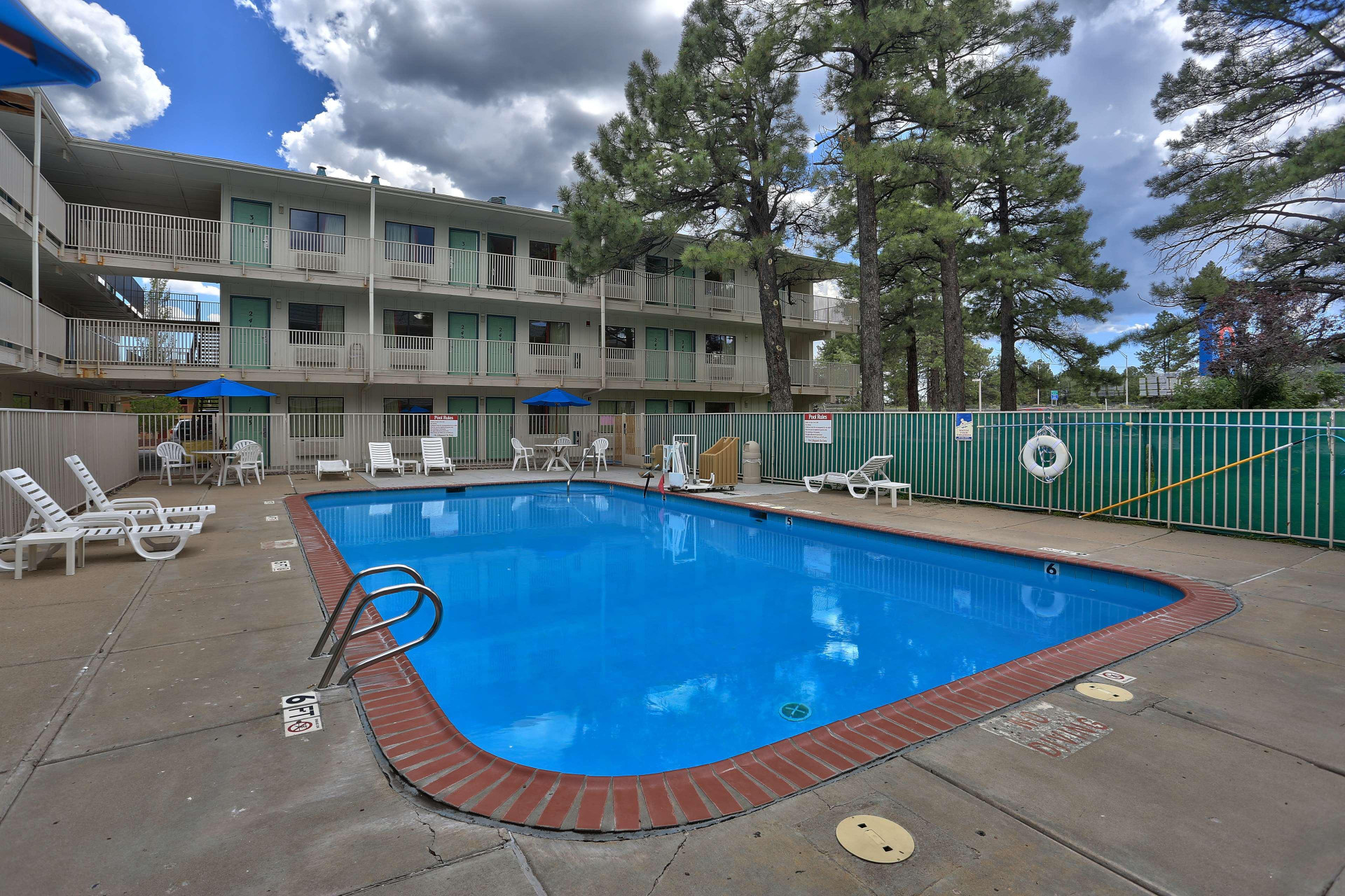 Vista Piscina Motel 6 Flagstaff, AZ - West - Woodland Village