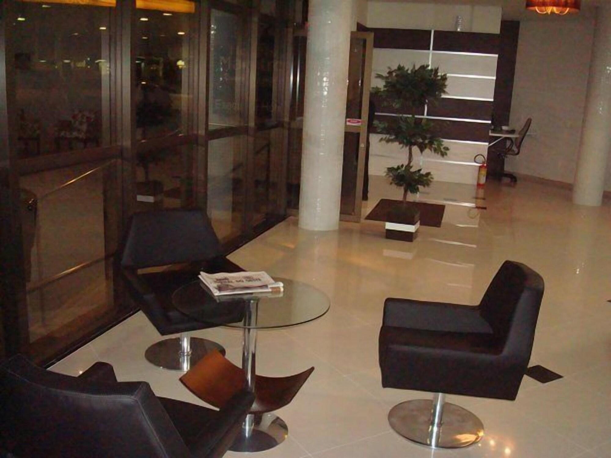 Vista Lobby Maestro Executive Hotel