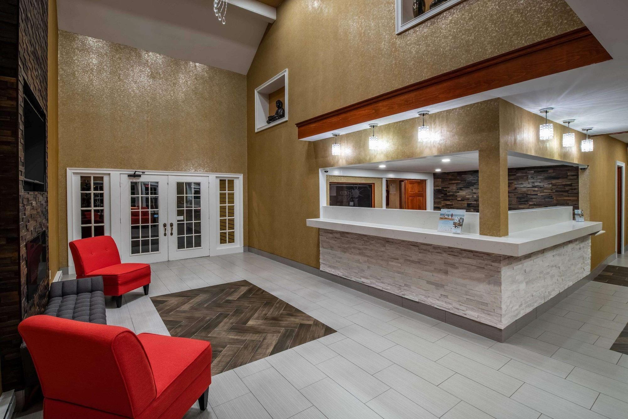 Vista Lobby Ramada by Wyndham Groton/Mystic