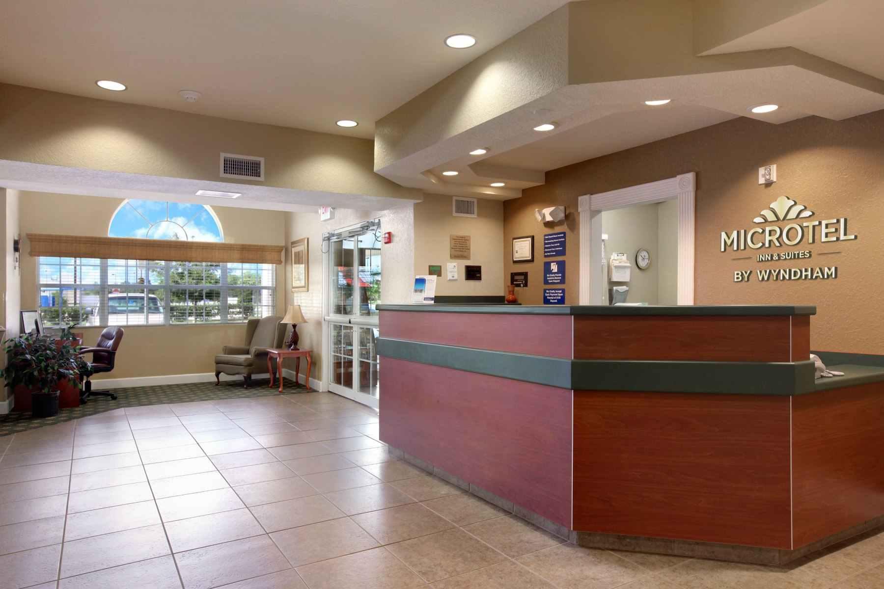 Vista Lobby Microtel Inn & Suites by Wyndham Zephyrhills