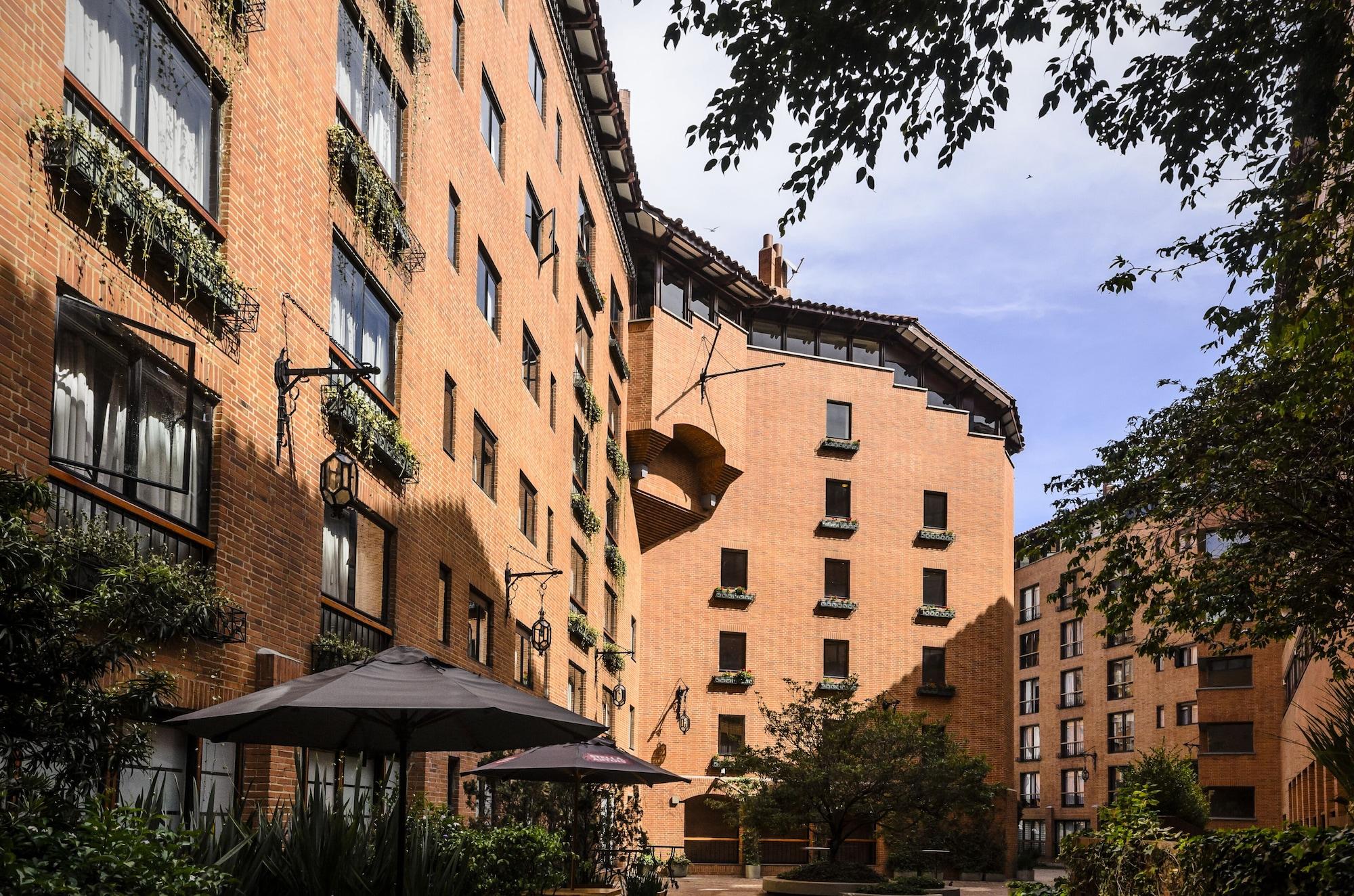 Vista Exterior Travelers Suites Condominio Plenitud