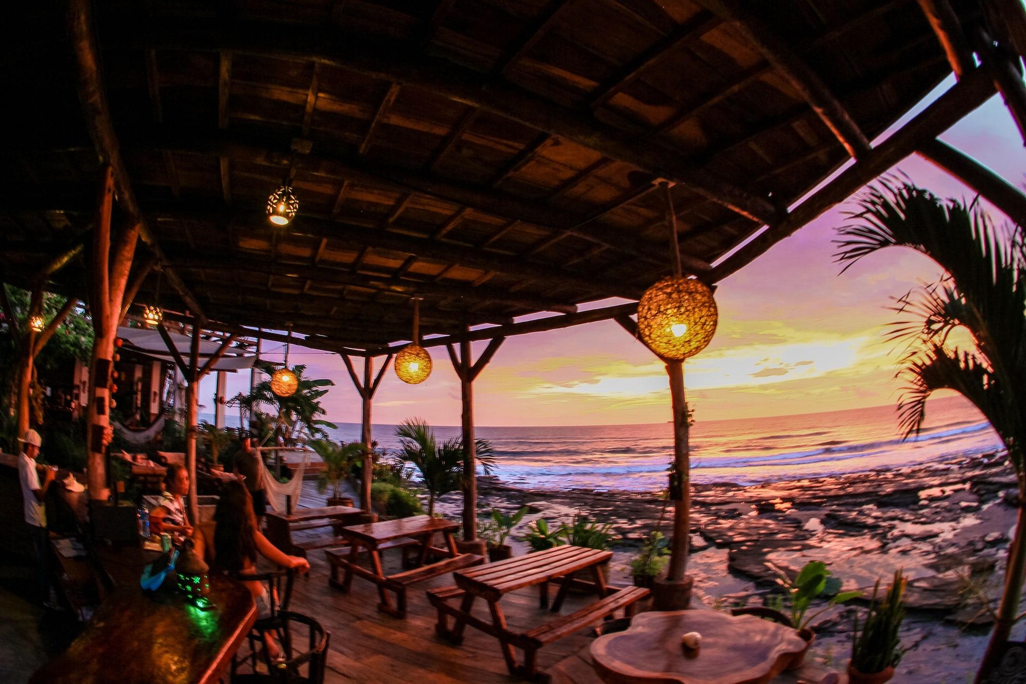 Bar/Salón Miramar Surfcamp