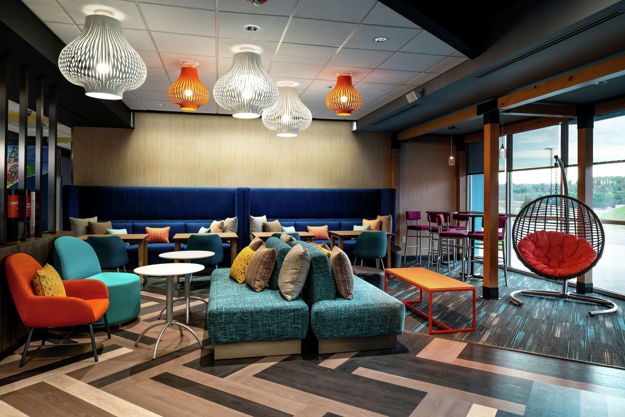 Vista Lobby Tru By Hilton Staunton
