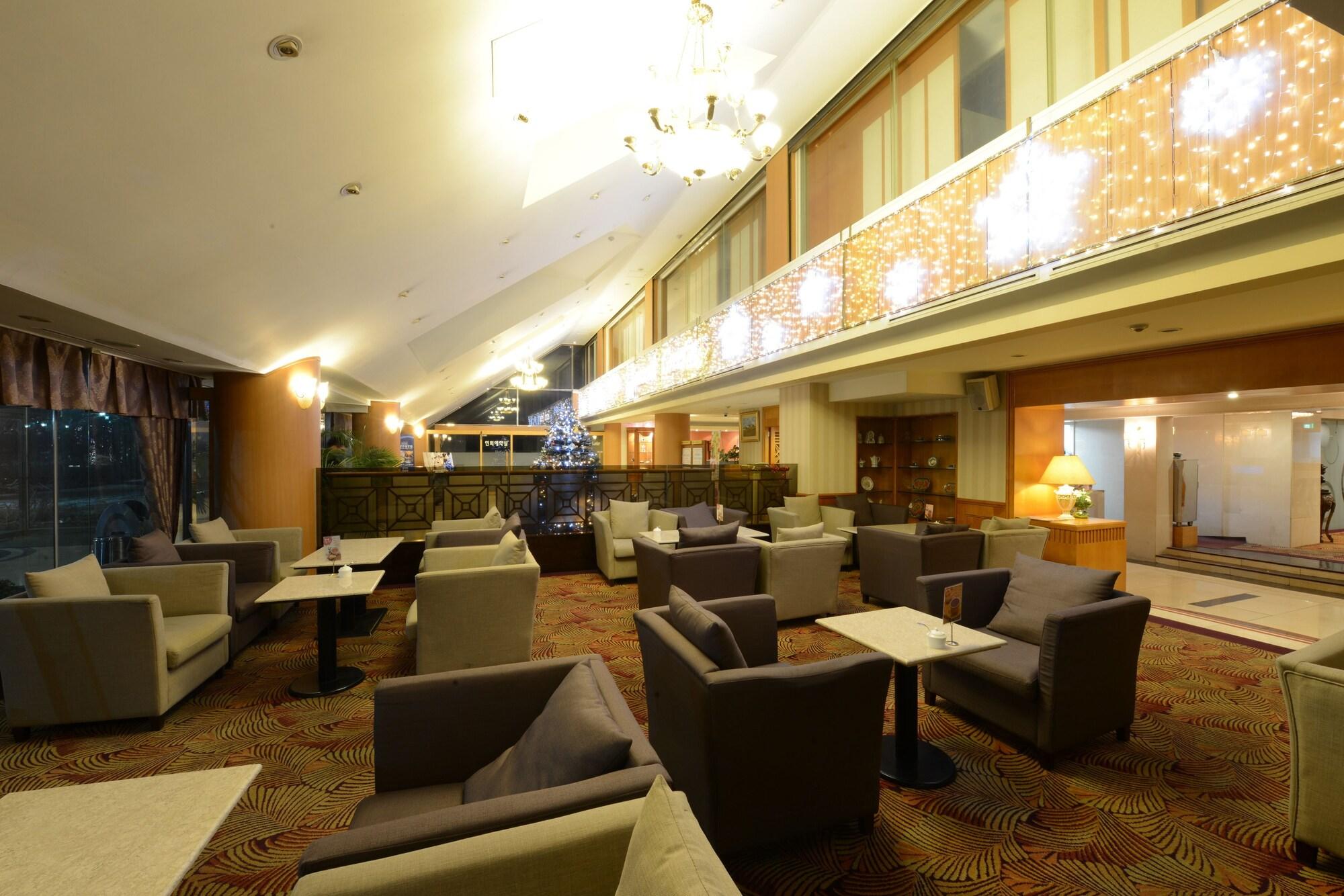 Vista Lobby Onyang Hot Spring Hotel