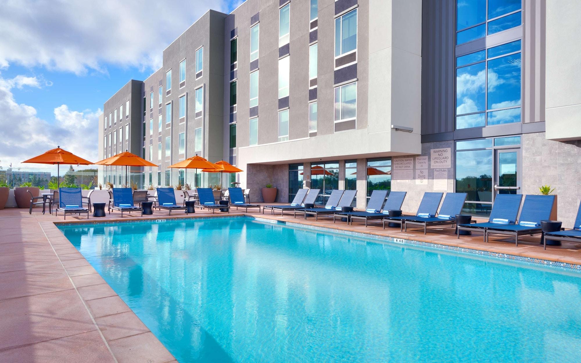 Vista da piscina Hampton Inn  & Suites Anaheim Resort Convention Center
