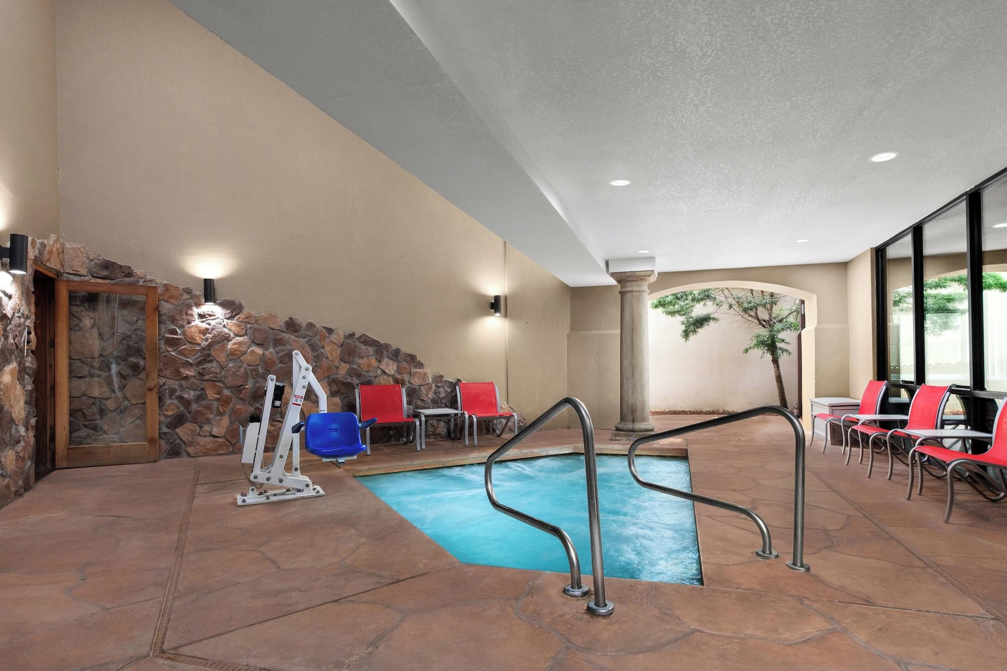 Spa Holiday Inn Express Hotel & Suites Marina - State Beach Area by IHG