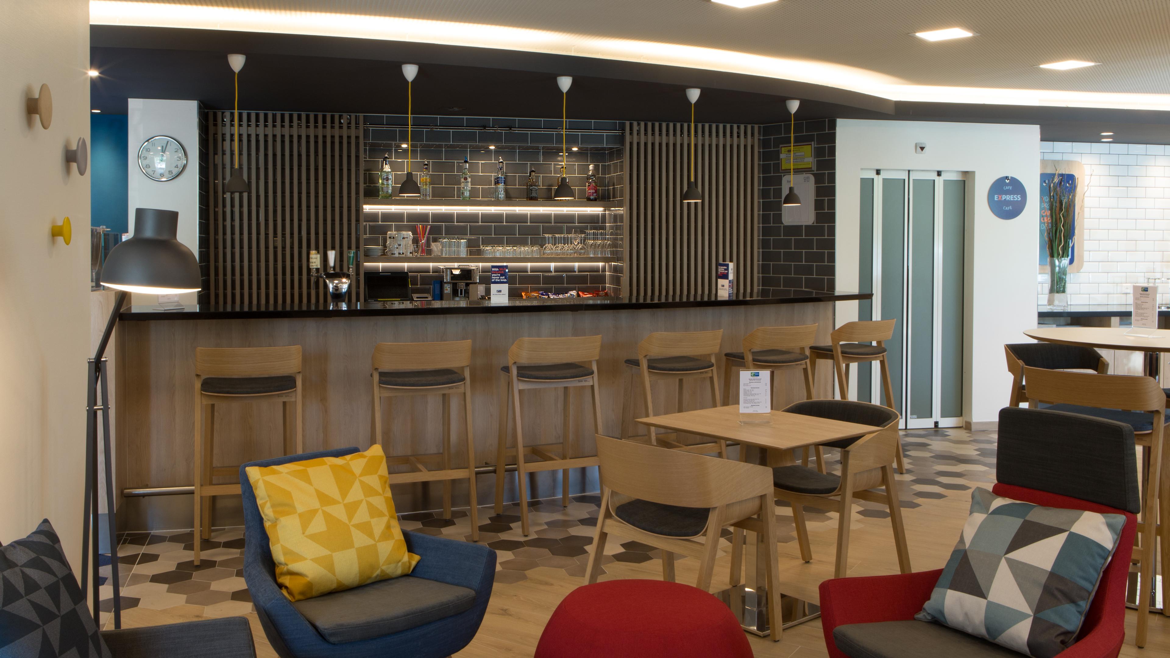 Bar/Salón Holiday Inn Express Geneva Airport by IHG