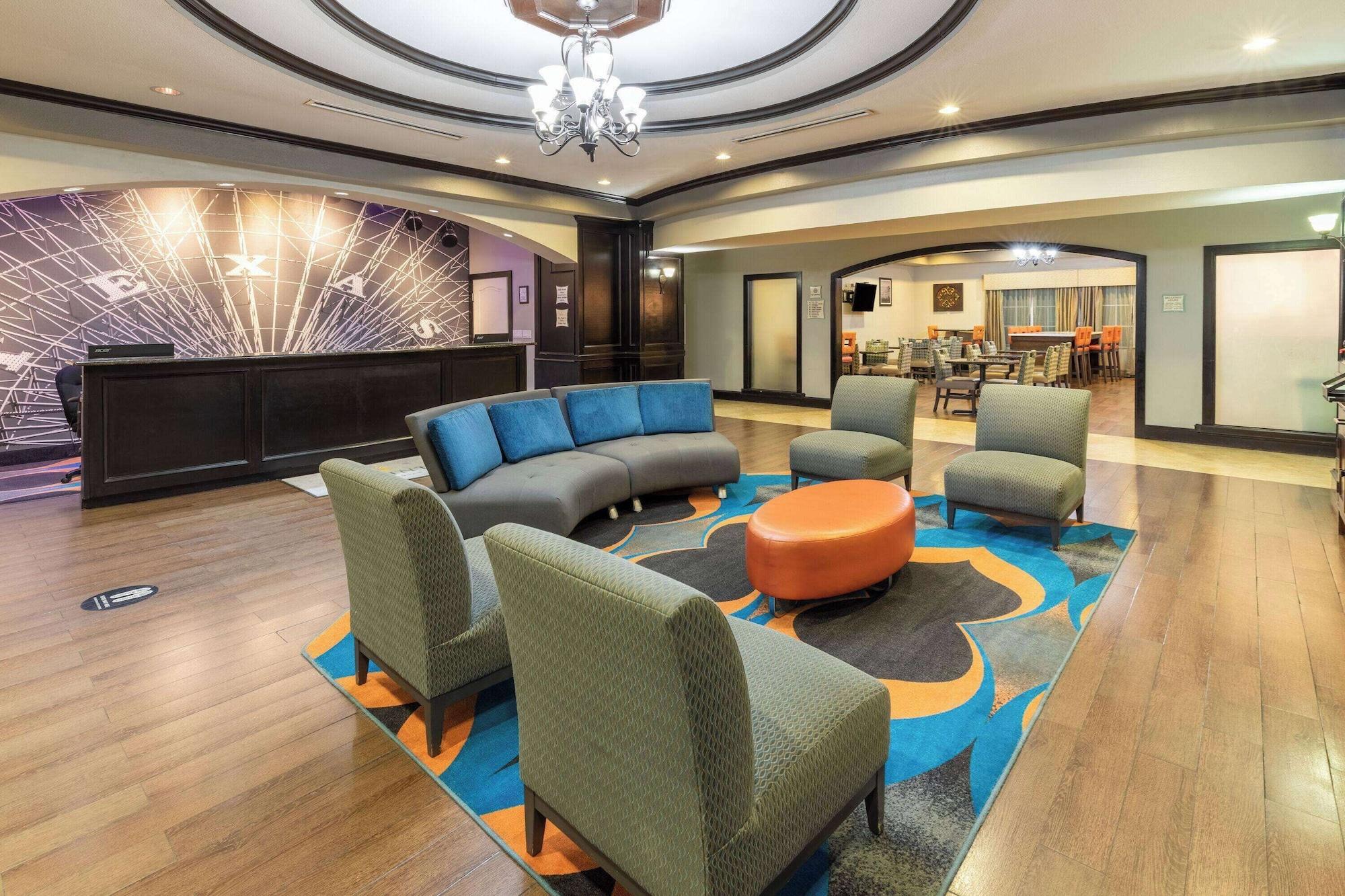 Vista Lobby La Quinta Inn & Suites by Wyndham Fort Worth - Lake Worth